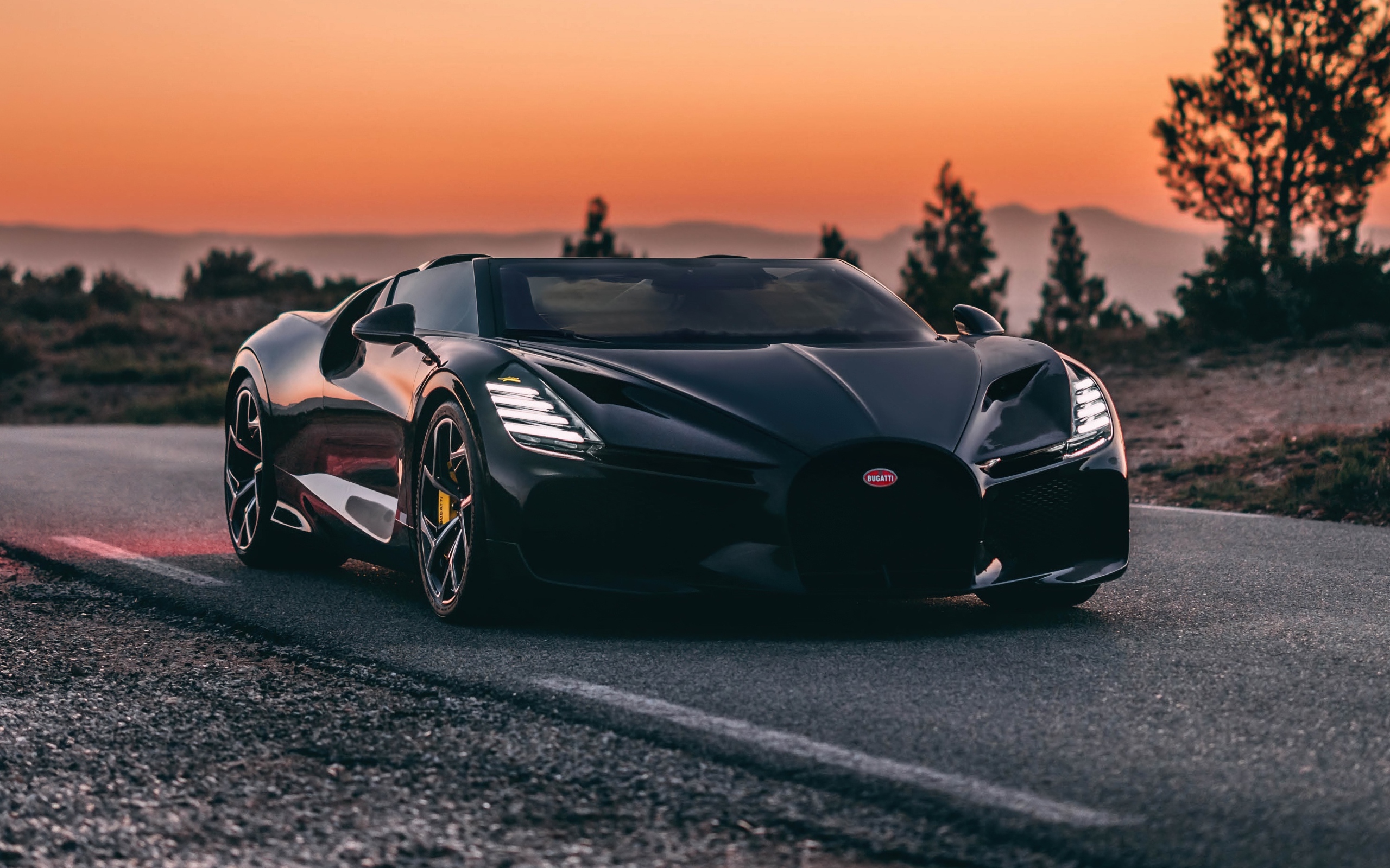 Черный автомобиль Bugatti Mistral