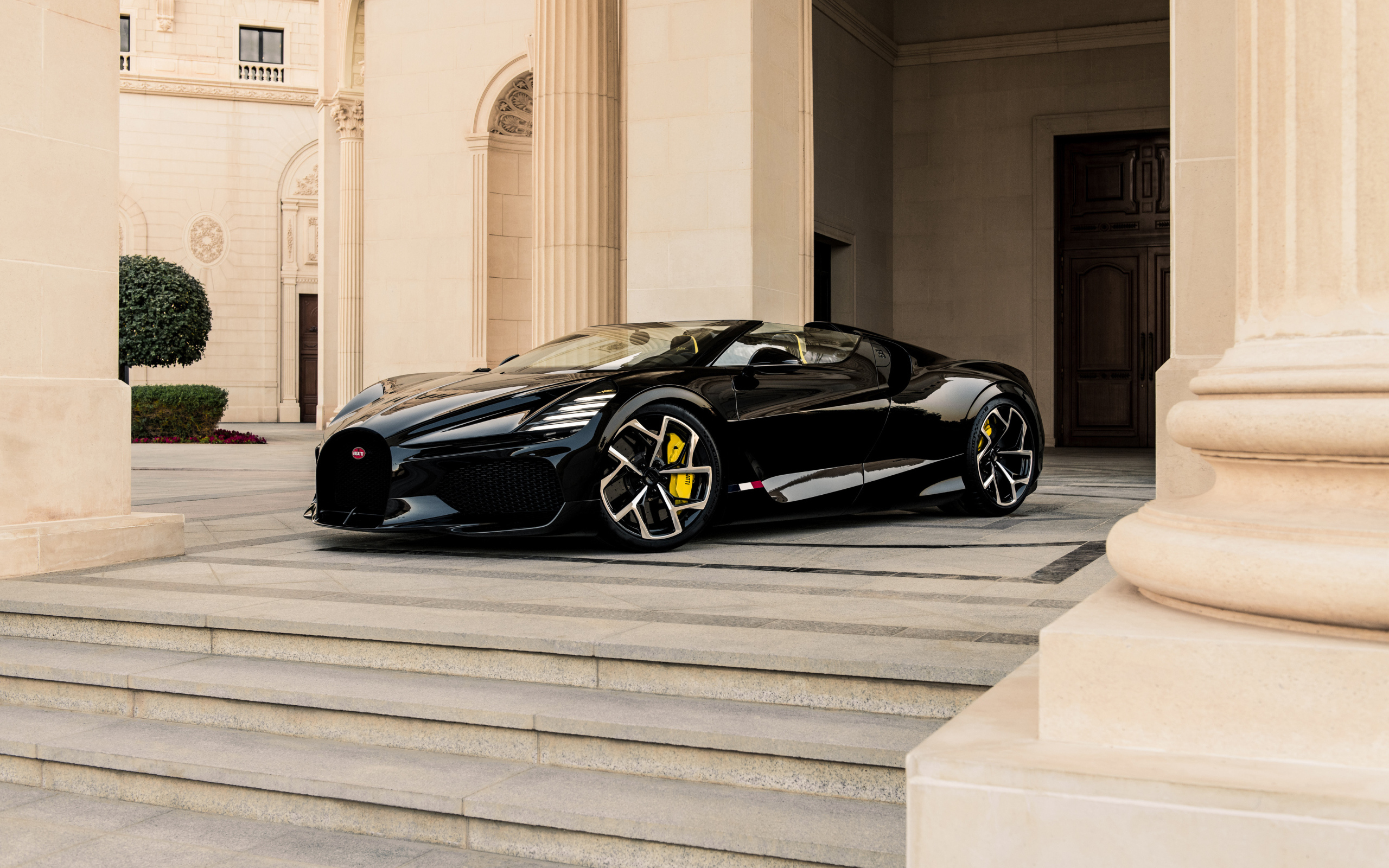 Автомобиль Bugatti W16 Mistral Black 2024 у здания
