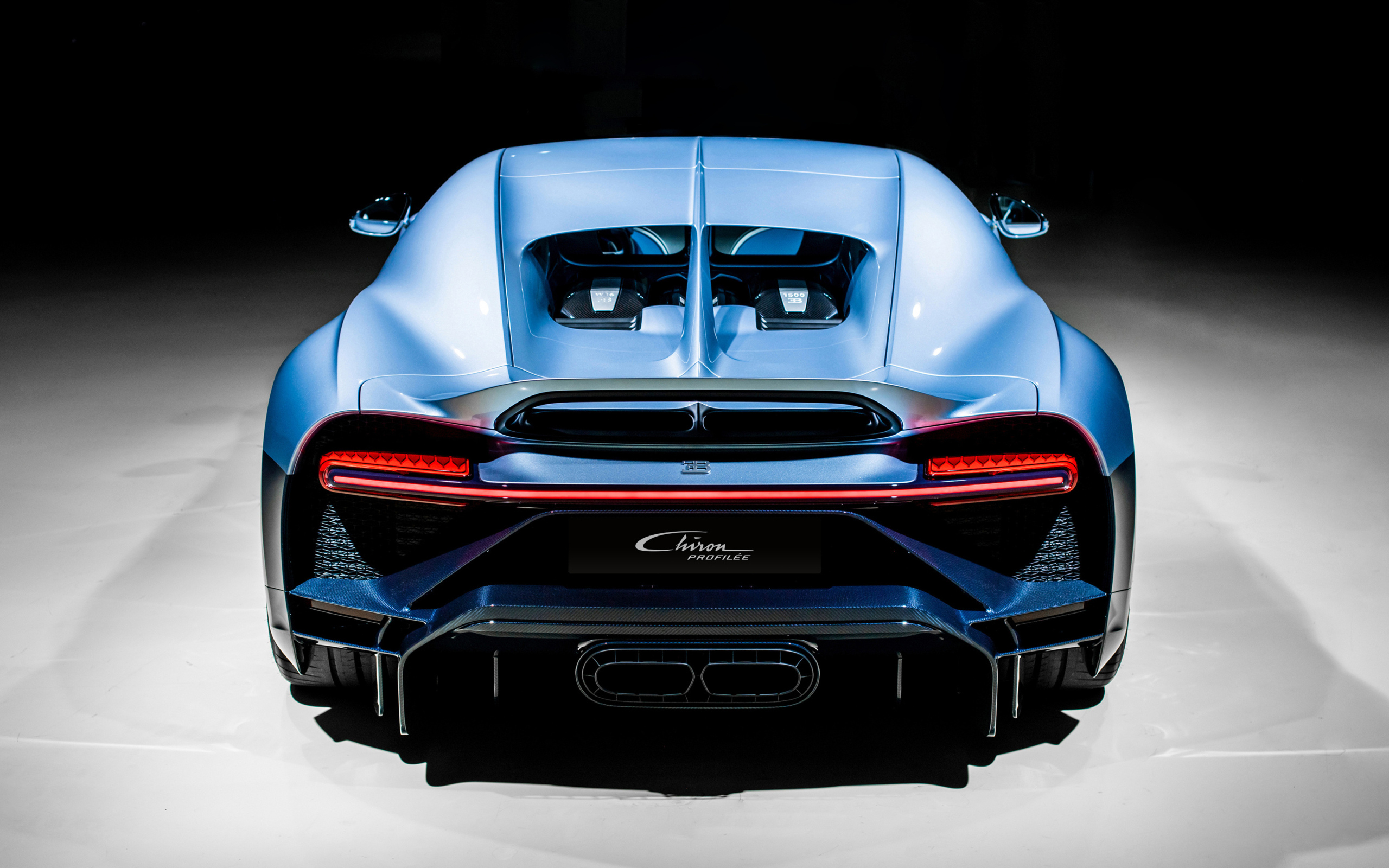 Автомобиль Bugatti Chiron Profilee вид сзади
