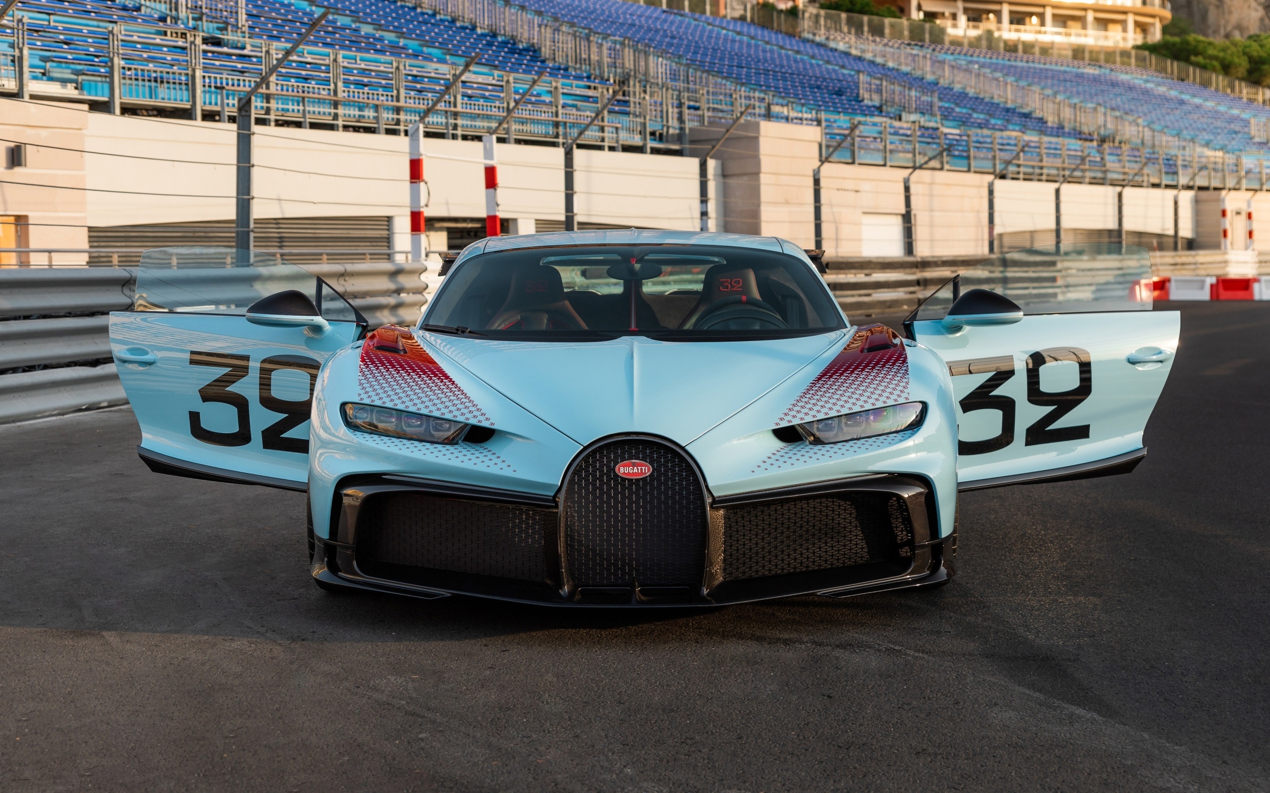 Автомобиль Bugatti Chiron вид спереди