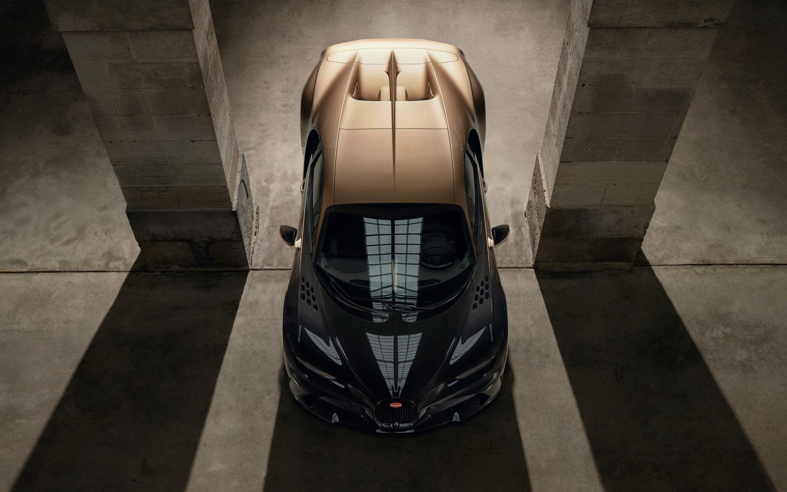 Вид сверху на быстрый автомобиль Bugatti Chiron