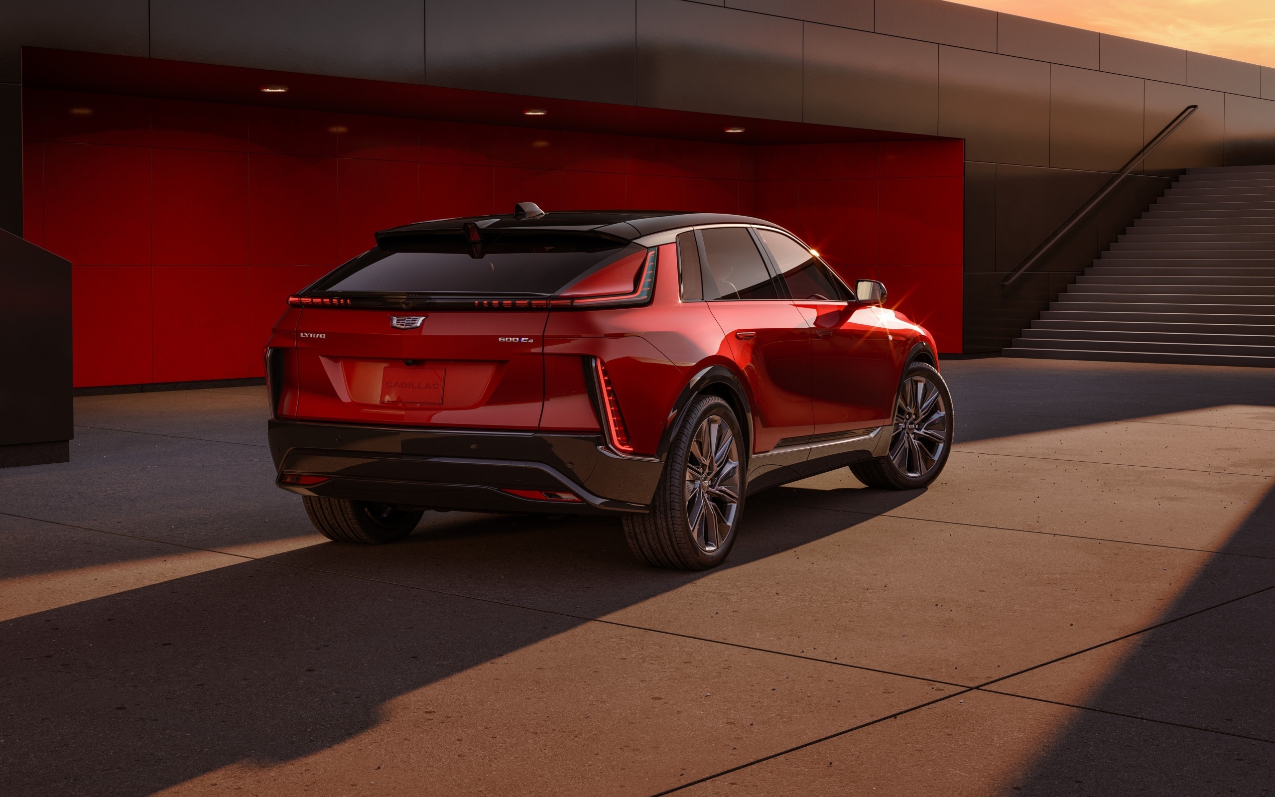 Красный Cadillac Lyriq Sport 2024 года вид сзади