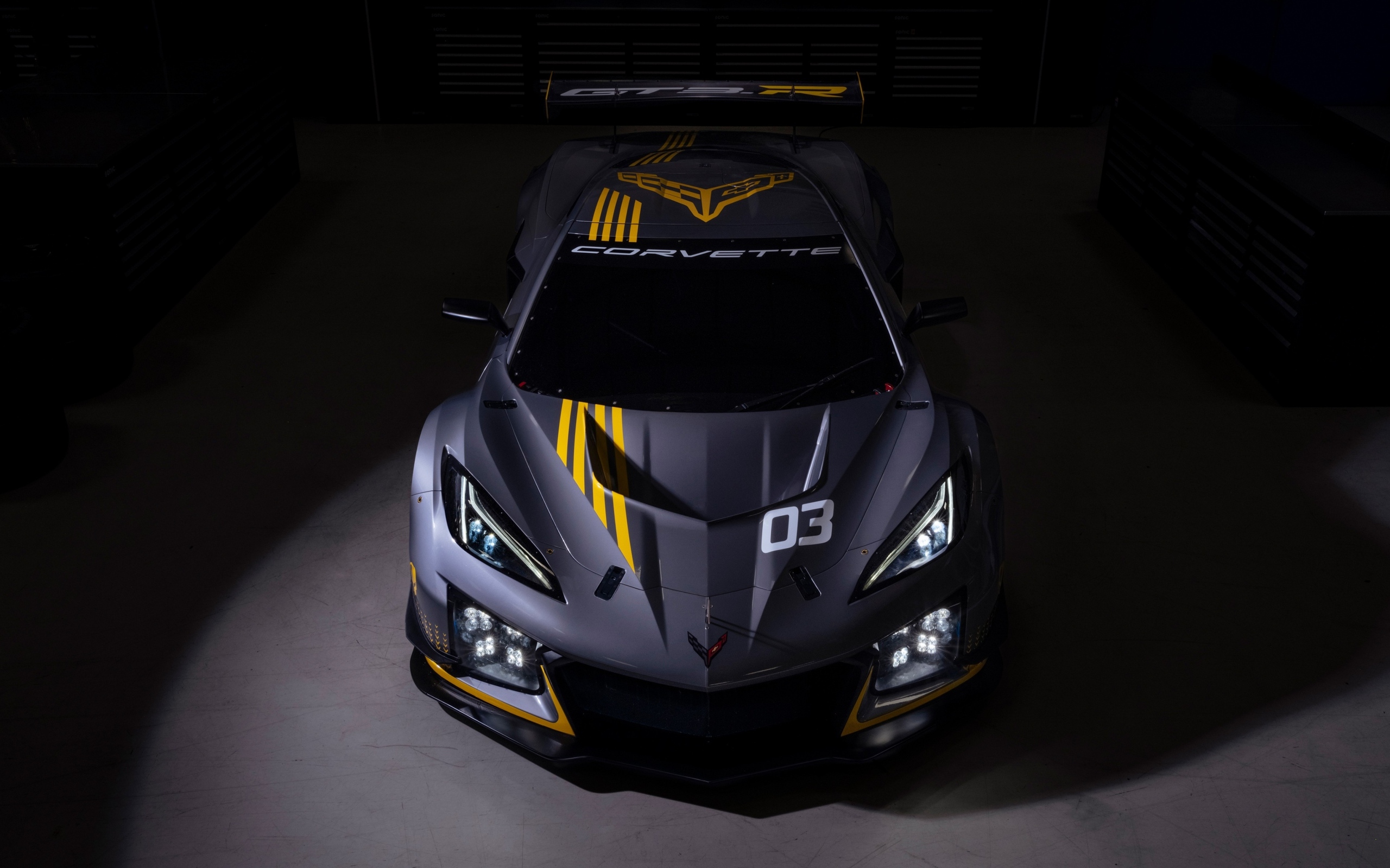 Спортивный автомобиль Chevrolet Corvette Z06 GT3 R вид спереди