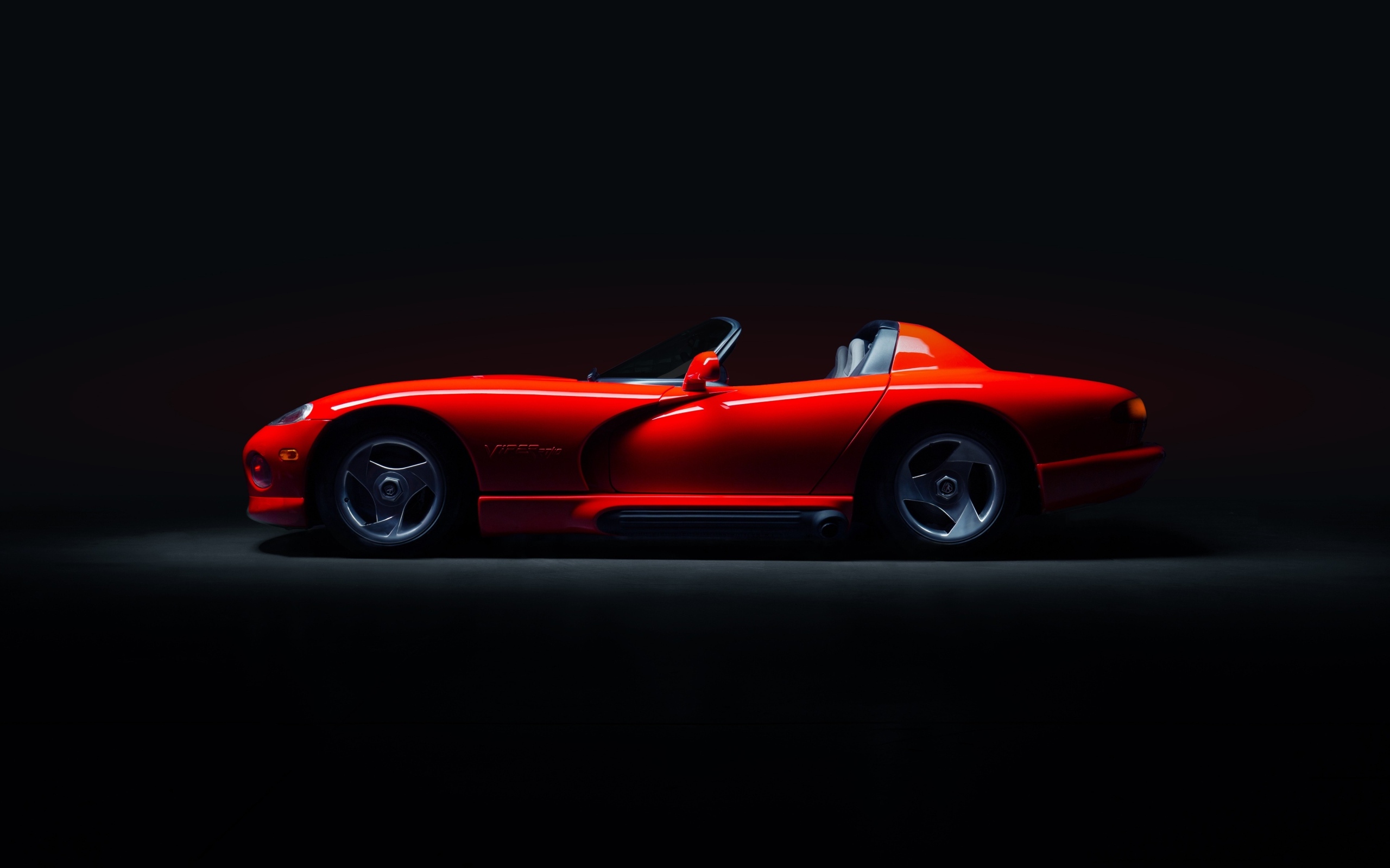 Красный Dodge Viper RT10 на черном фоне