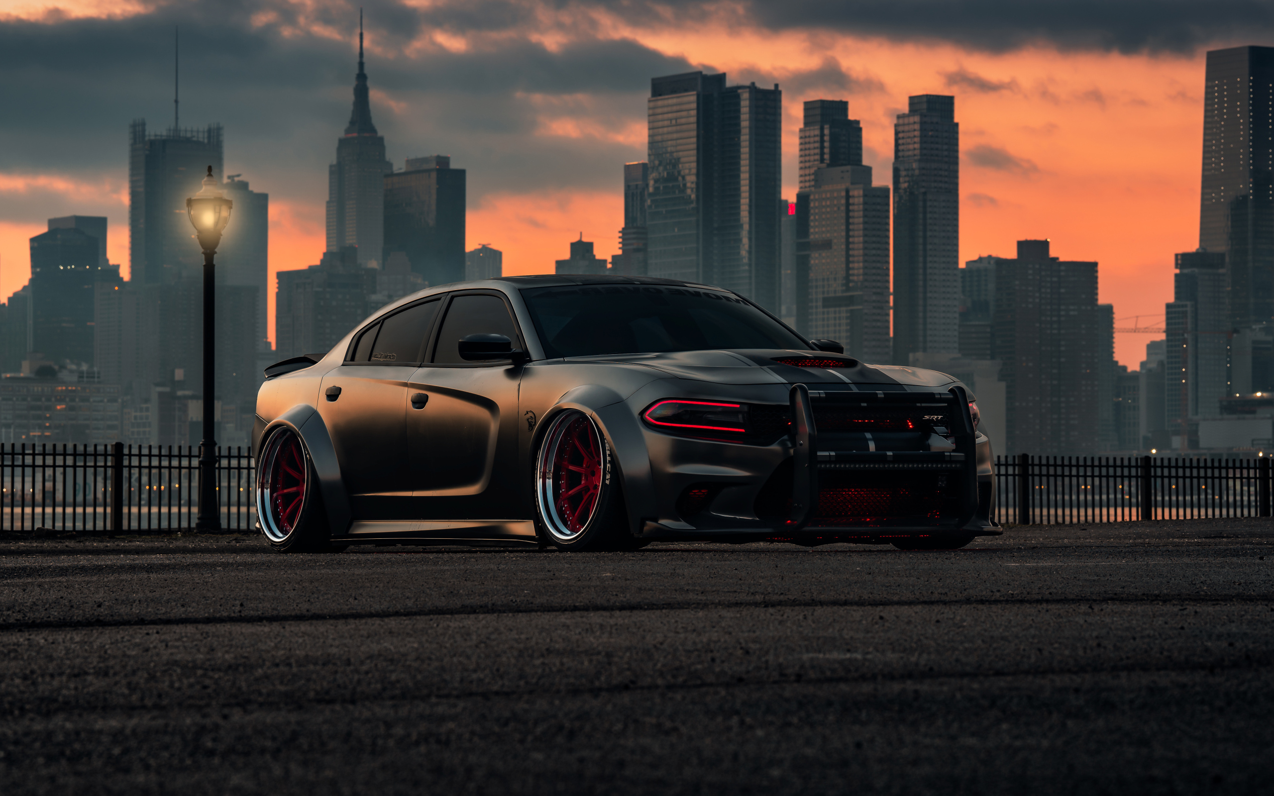 Стильный дорогой автомобиль Dodge Charger Hellcat Enforcer