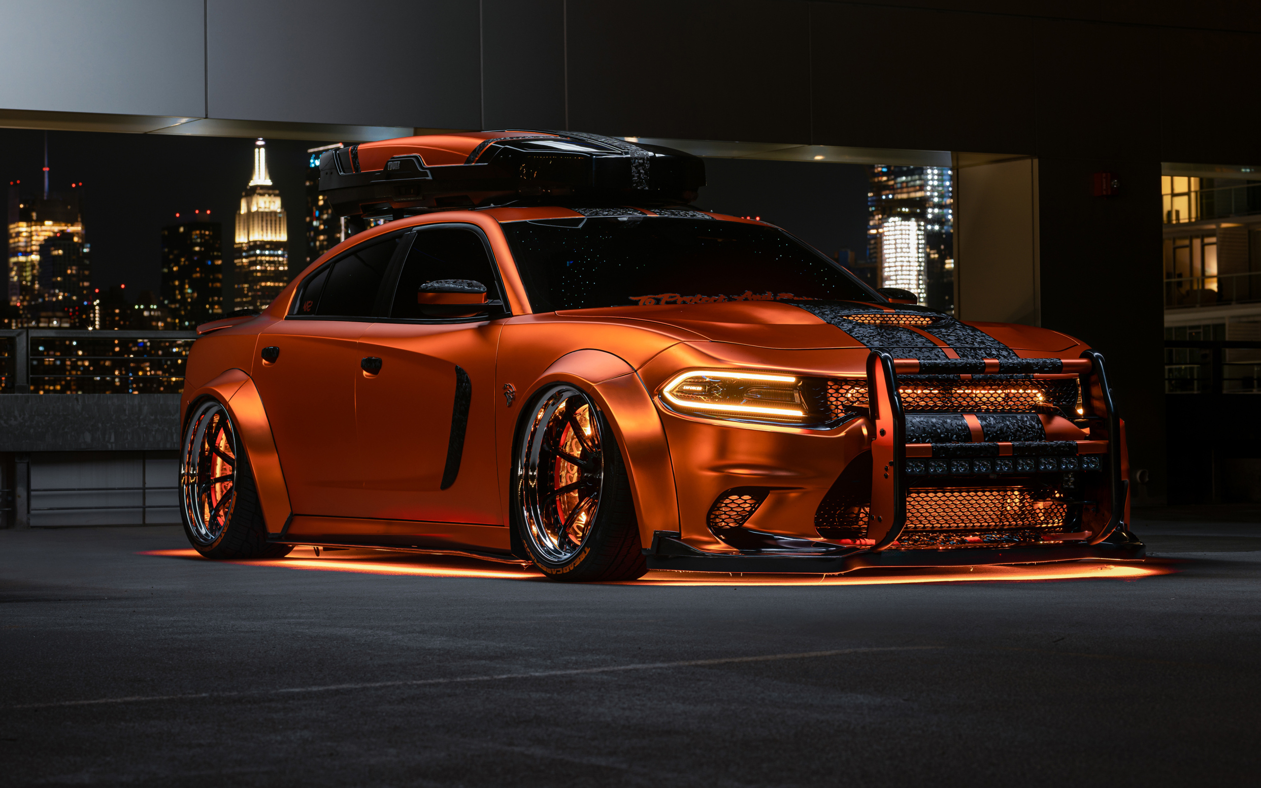 Стильный блестящий автомобиль Dodge Charger