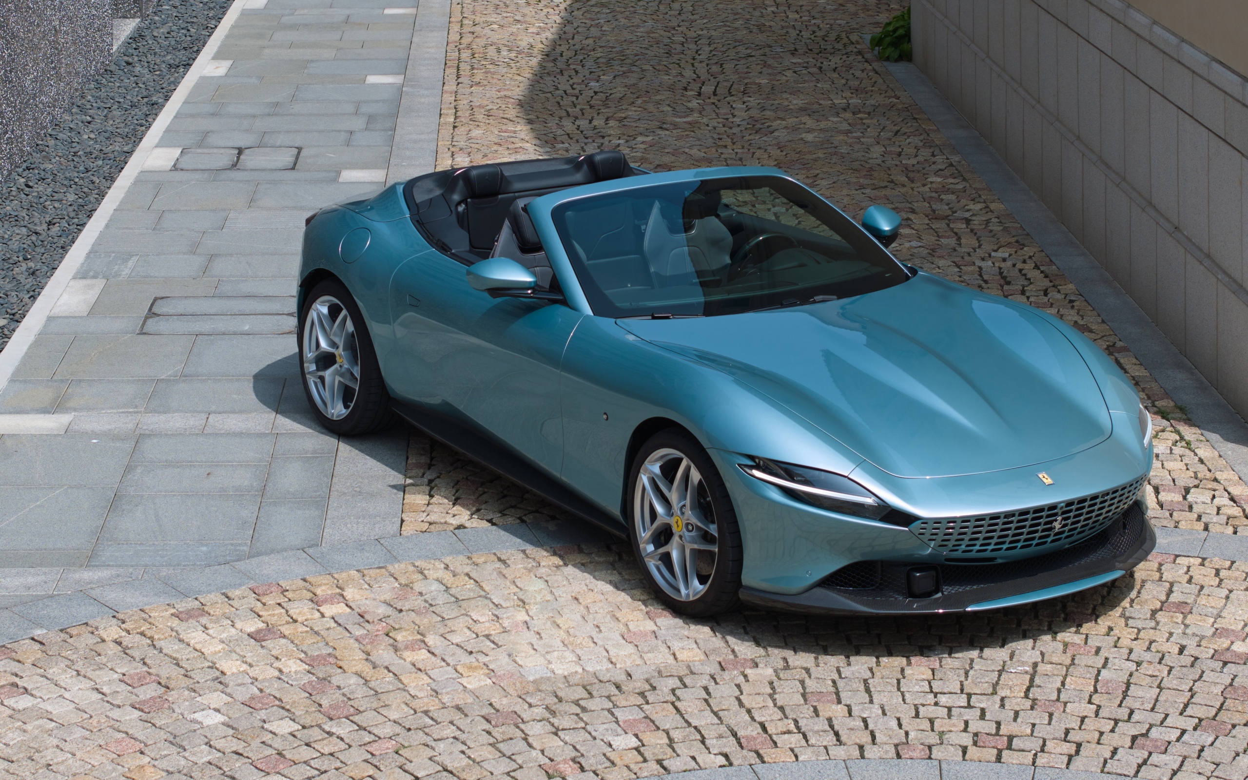 Автомобиль Ferrari Roma Spider 2023  года