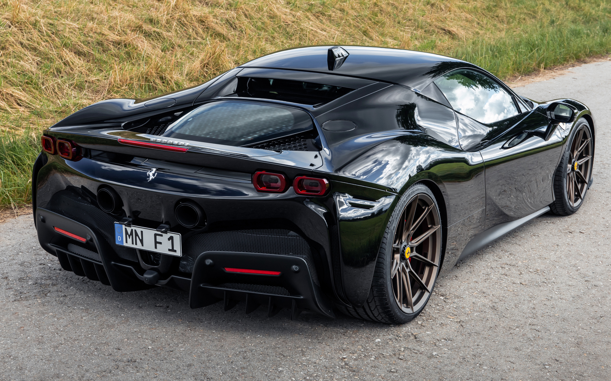 Черный Novitec Ferrari SF90 Stradale 2022 года вид сзади