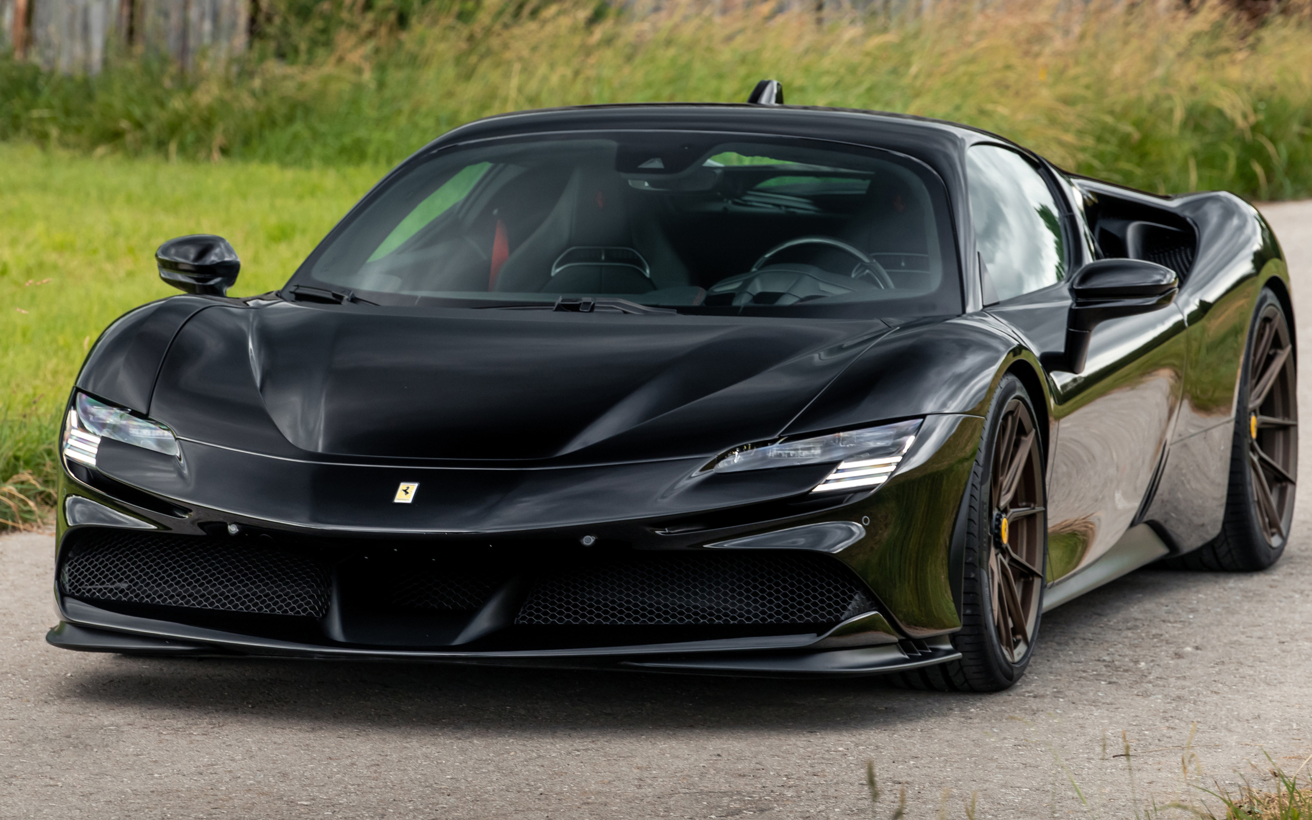 Черный Novitec Ferrari SF90 Stradale вид спереди