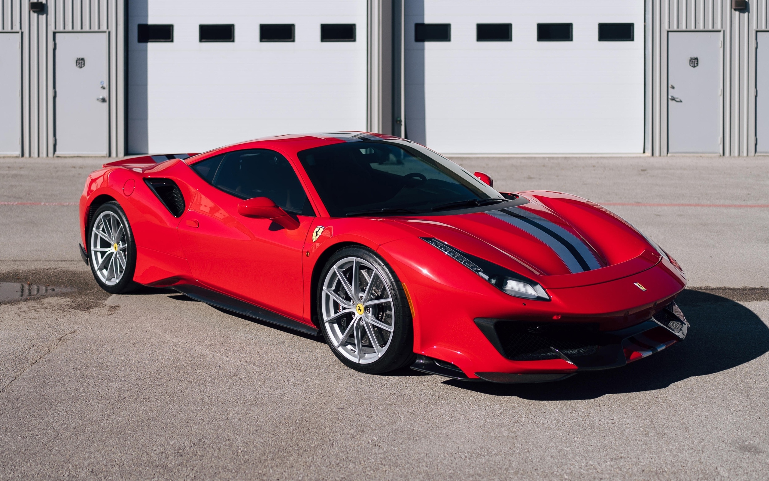 Дорогой красный автомобиль Ferrari 488 Pista