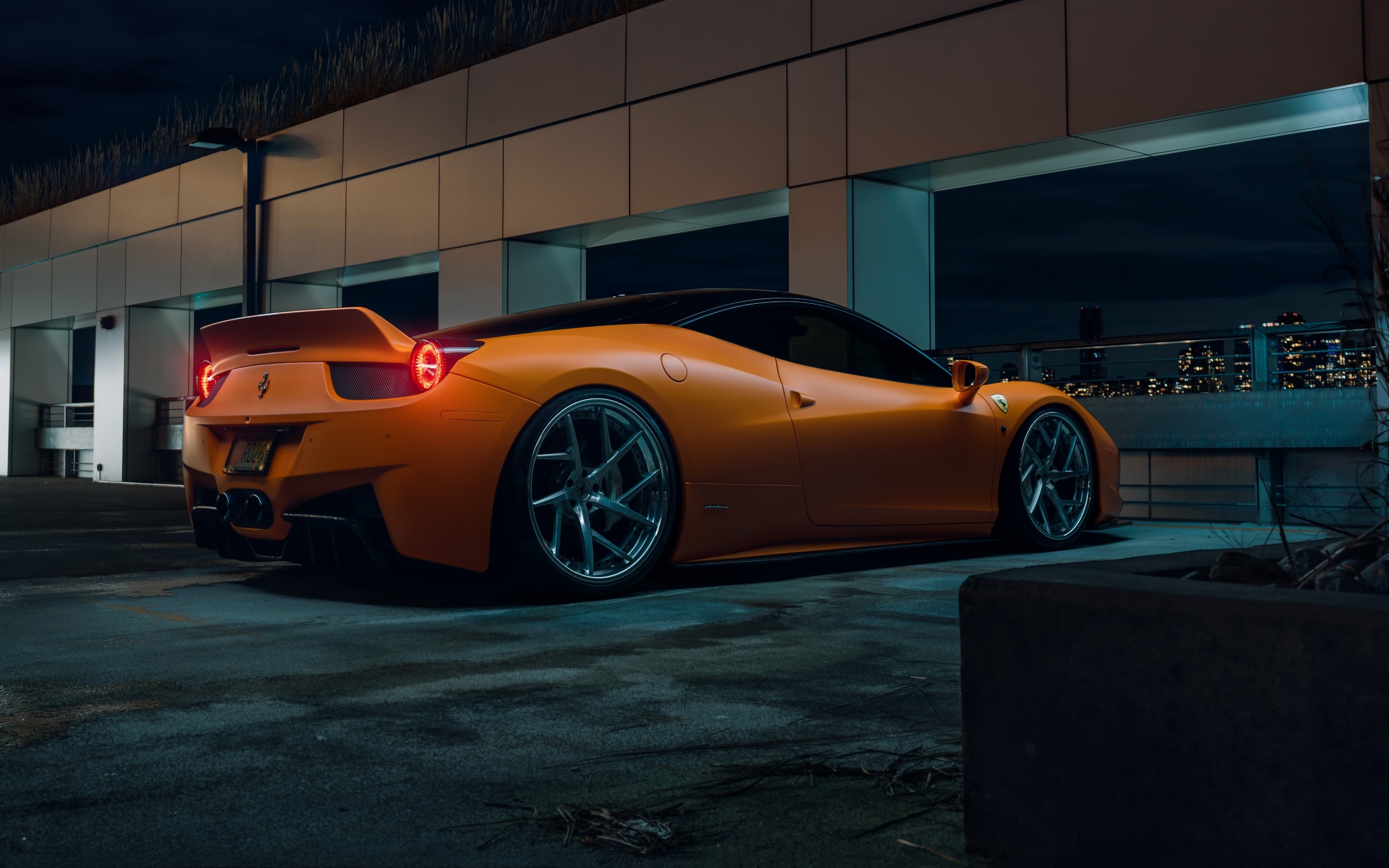 Автомобиль Ferrari 458  вид сзади