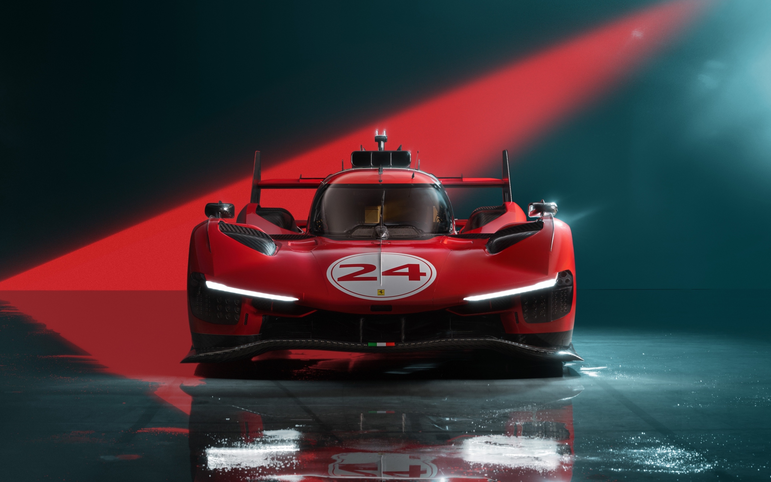 Вид спереди на гоночный автомобиль Ferrari 499P Modificata