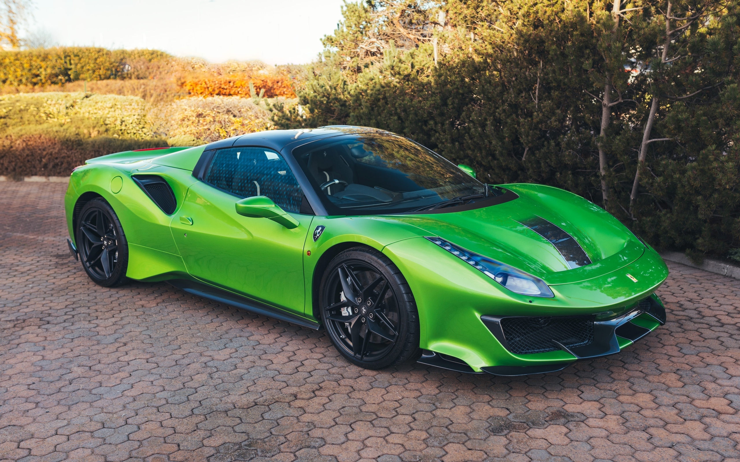 Зеленый автомобиль Ferrari 488 Pista Spider