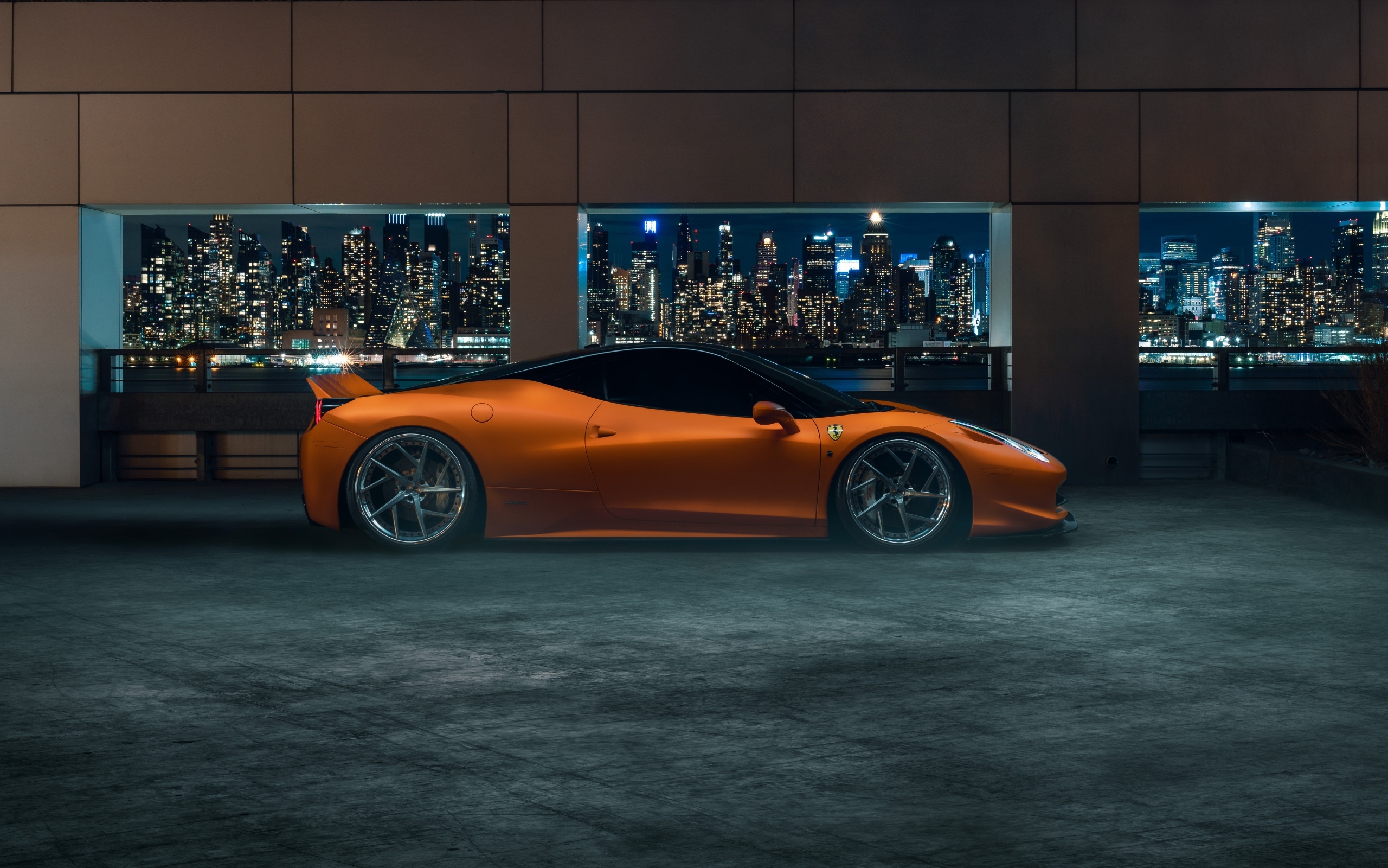 Оранжевый спорткар Ferrari 458  у окна