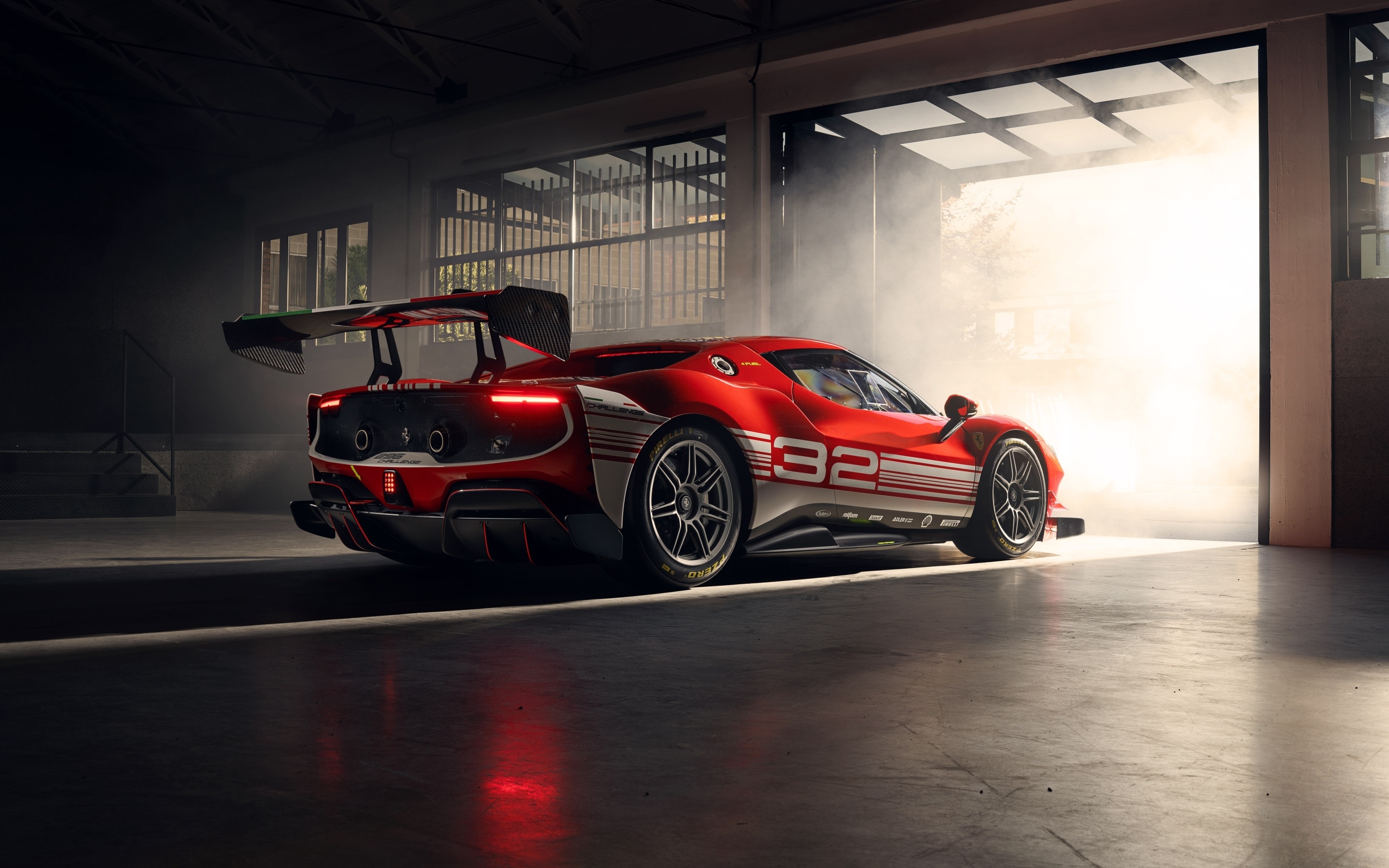 Вид сзади на автомобиль Ferrari 296 Challenge 2023 года