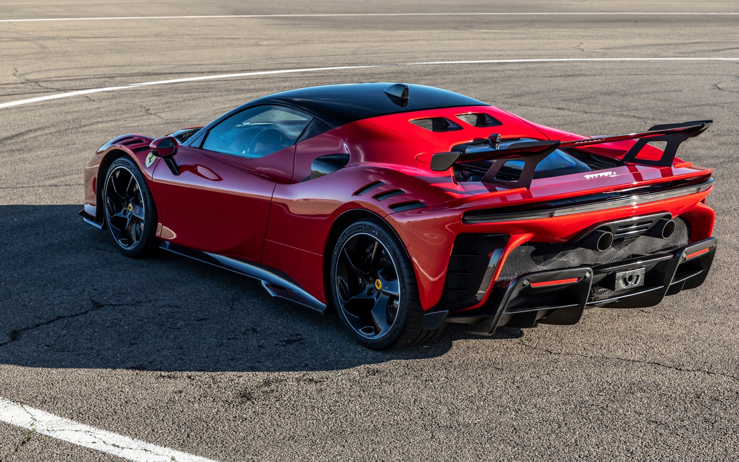 Вид сзади на автомобиль Ferrari SF90 XX Stradale 2023 года