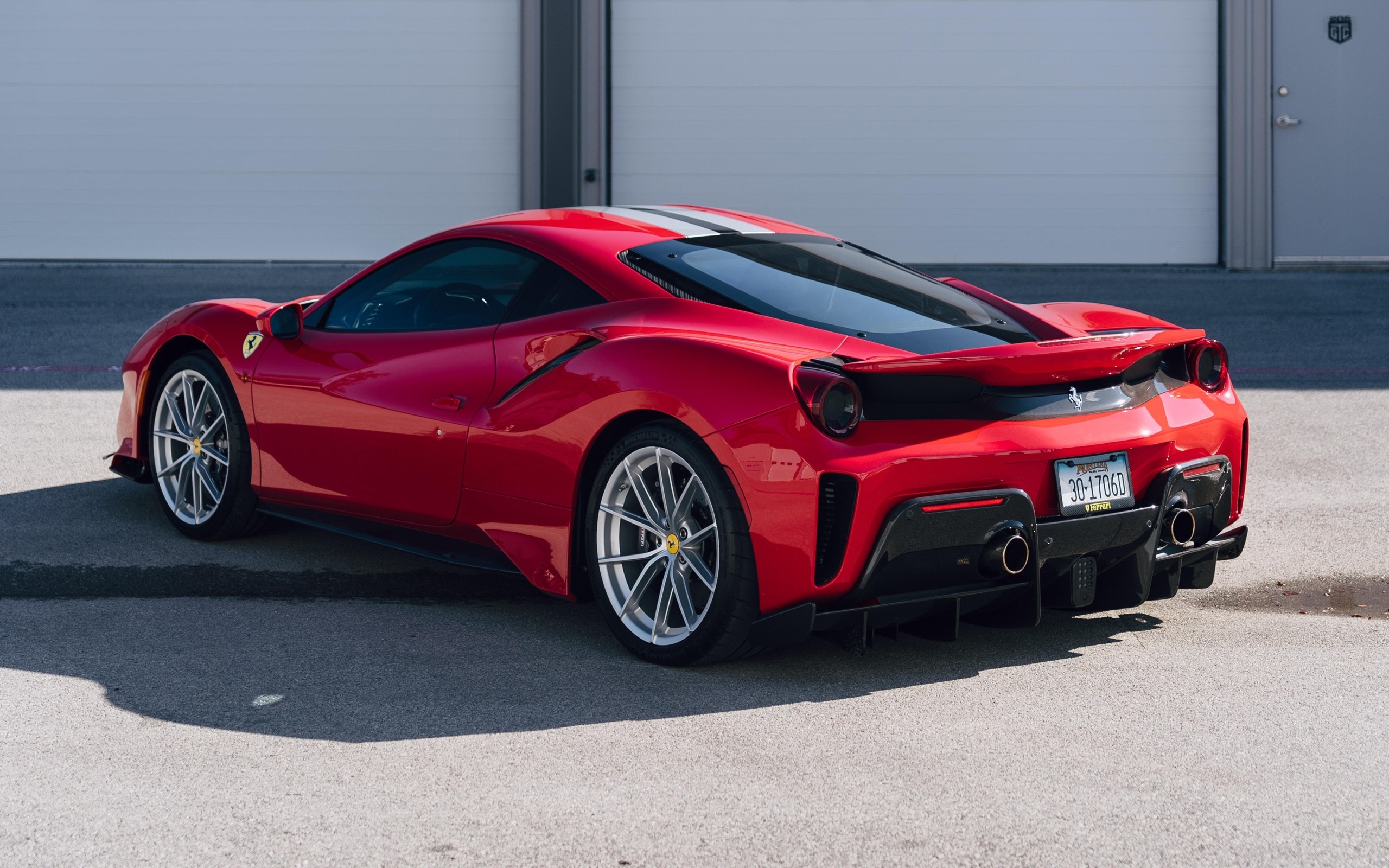 Красный автомобиль Ferrari 488 Pista вид сзади