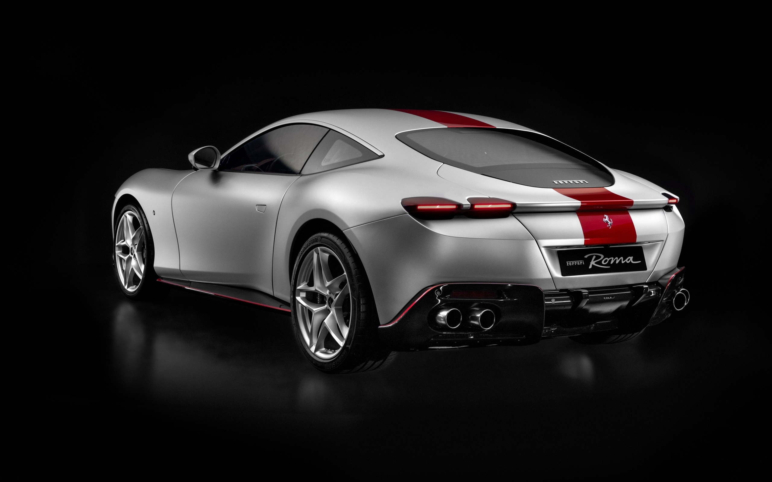 Серебристый Ferrari Roma 30th Anniversary 2023 вид сзади