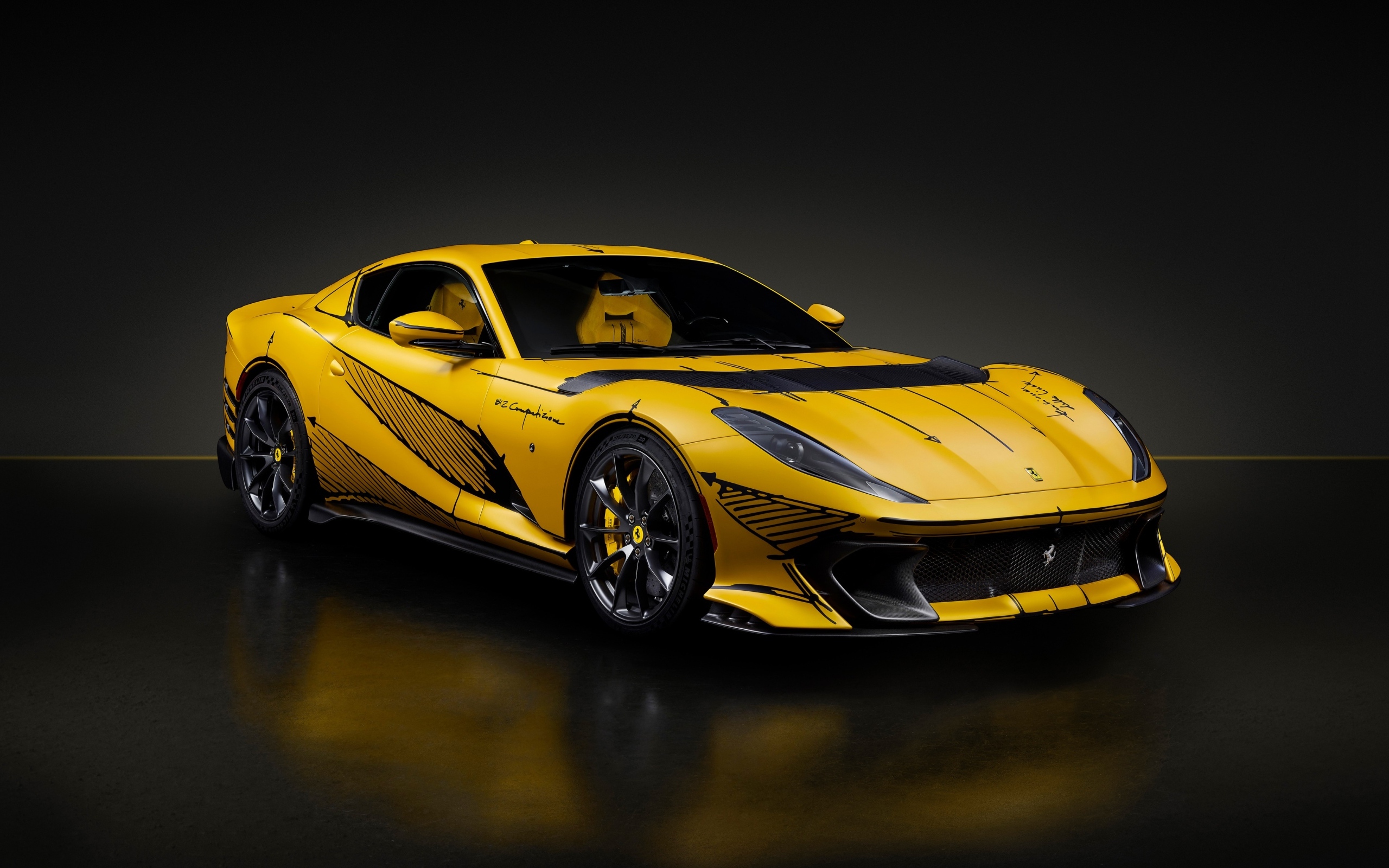 Желтый спортивный автомобиль Ferrari 812