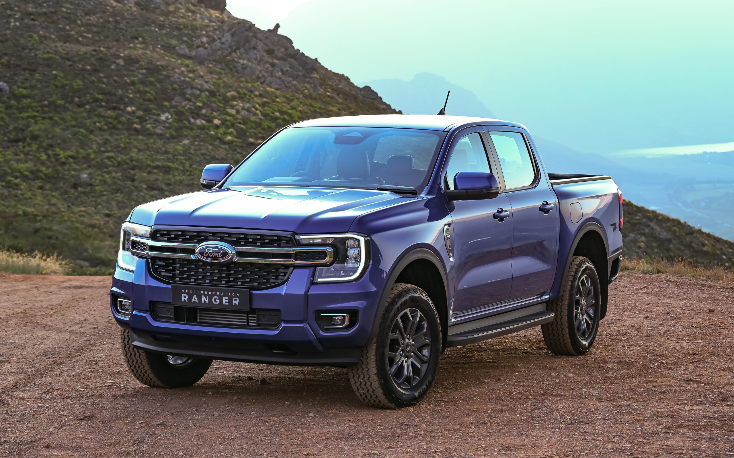 Большой синий пикап Ford Ranger XLT Double Cab 2022