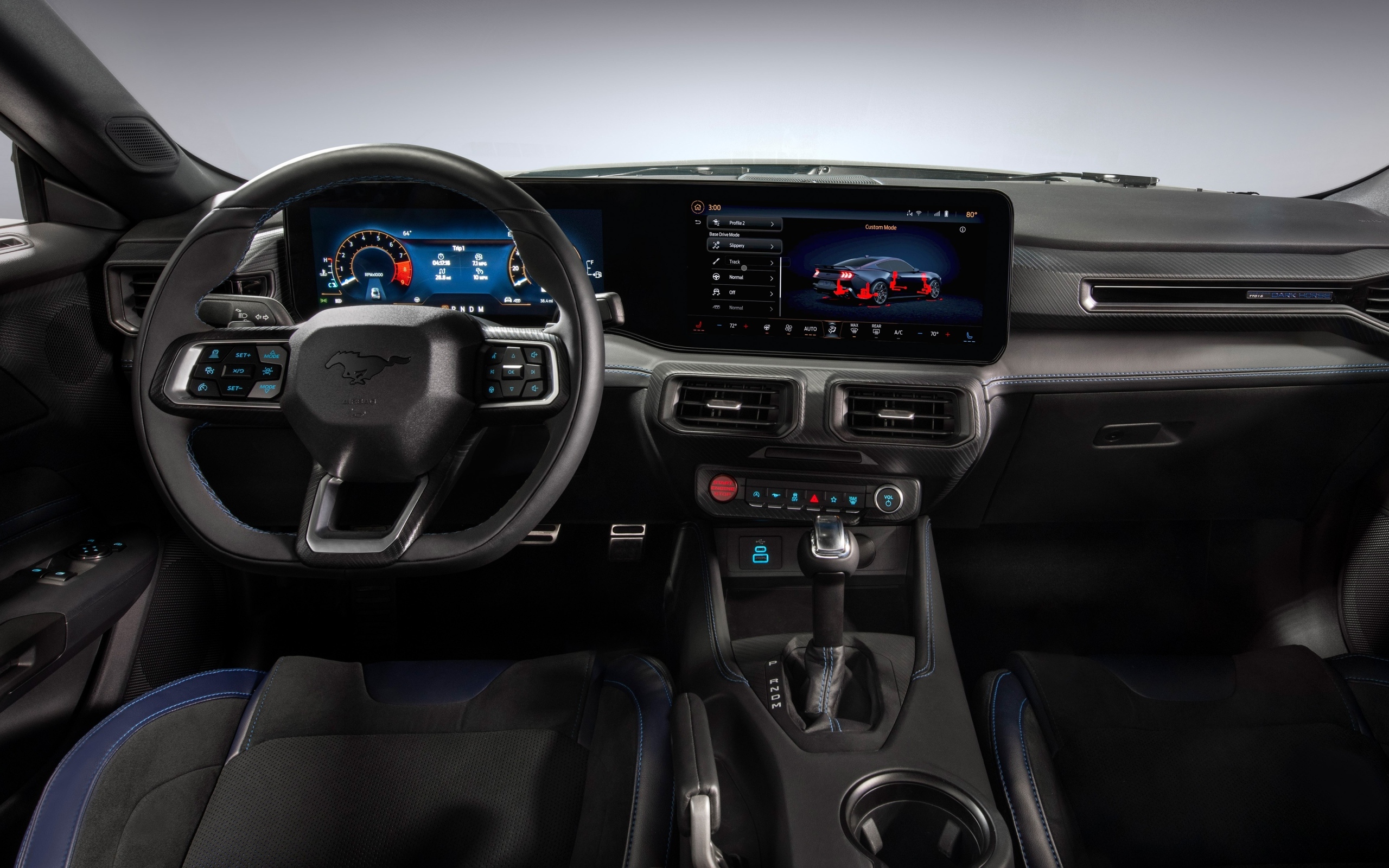 Черный кожаный салон автомобиля Ford Mustang Dark Horse 2024 года