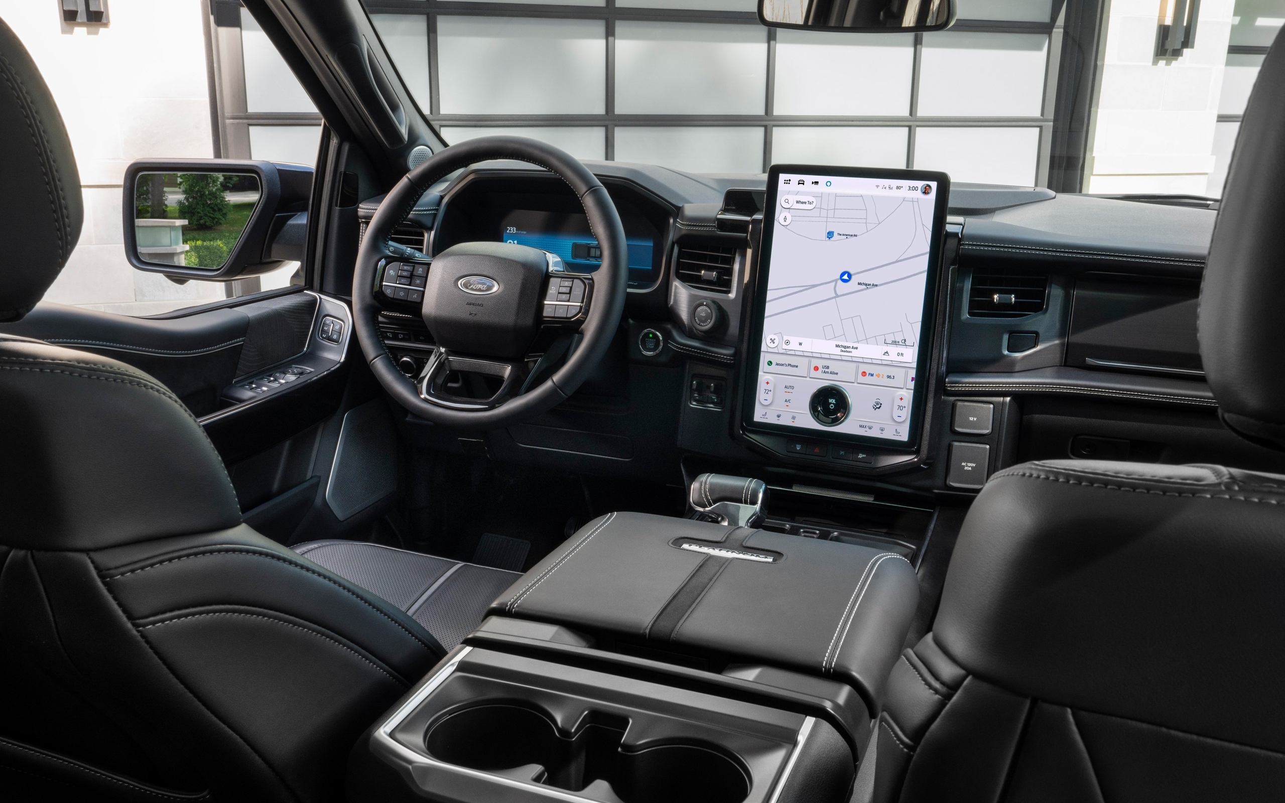 Черный кожаный салон автомобиля Ford F-150