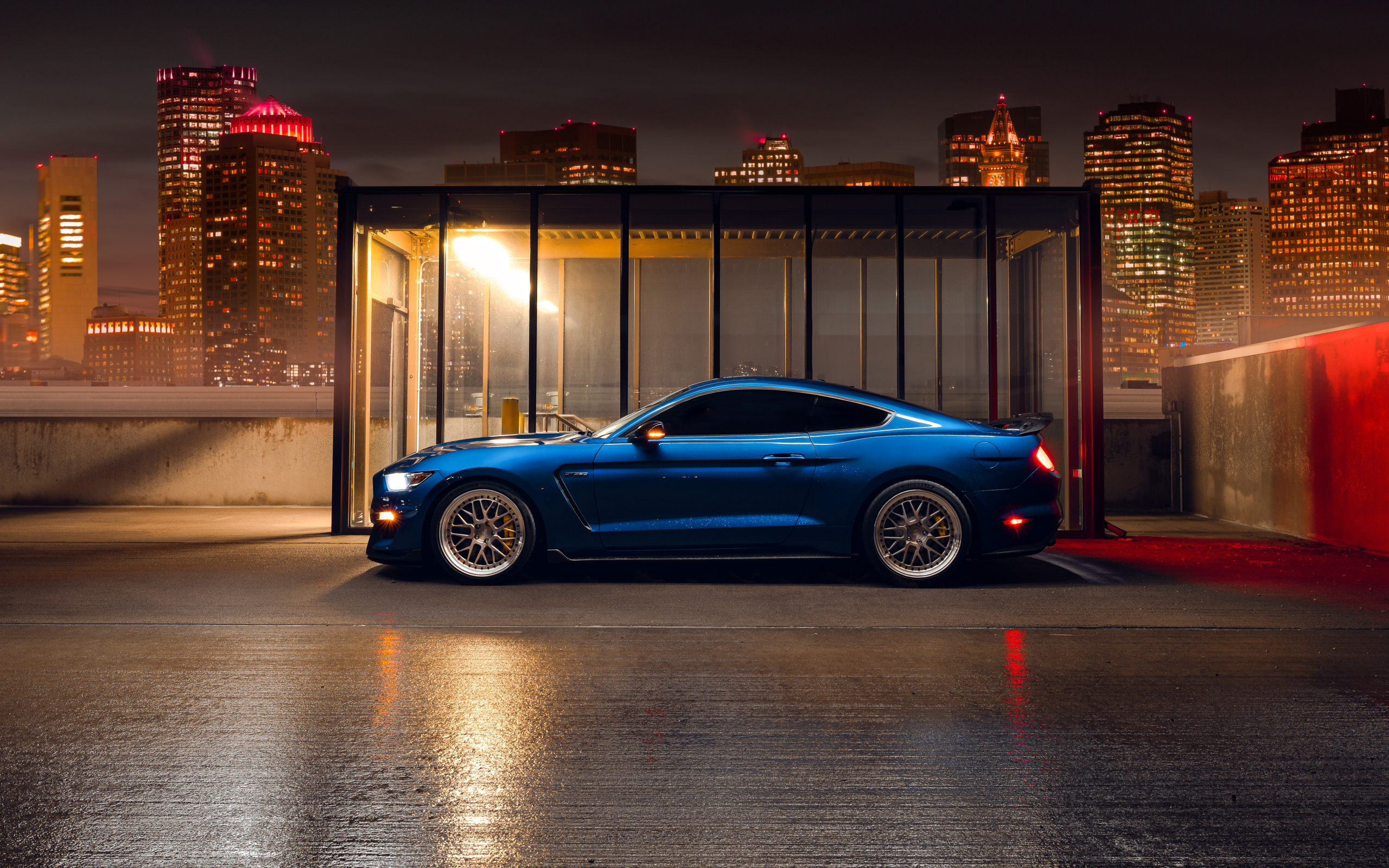 Синий спортивный автомобиль Ford Shelby GT350  на фоне небоскребов