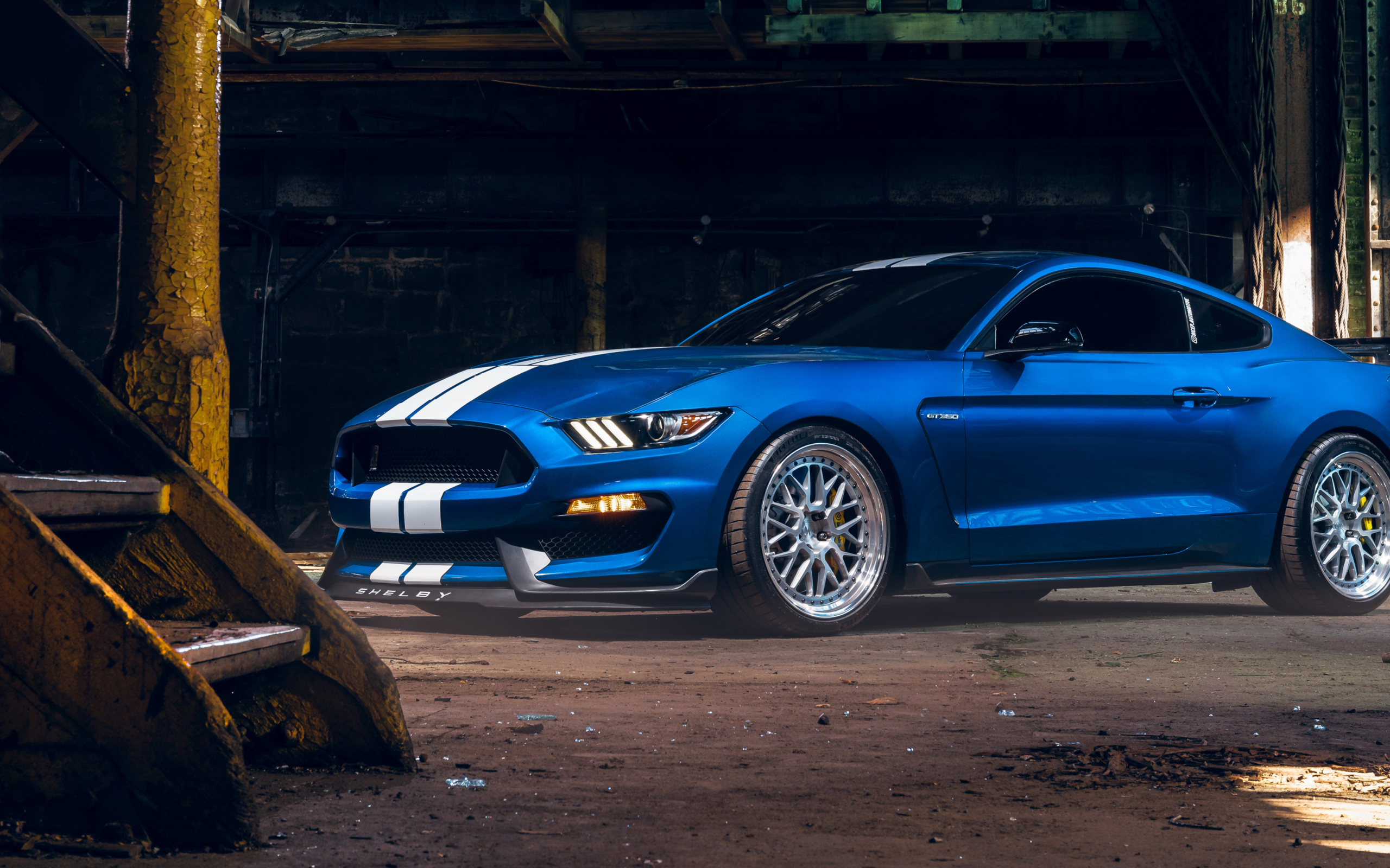 Автомобиль Ford Shelby GT350 в старом здании