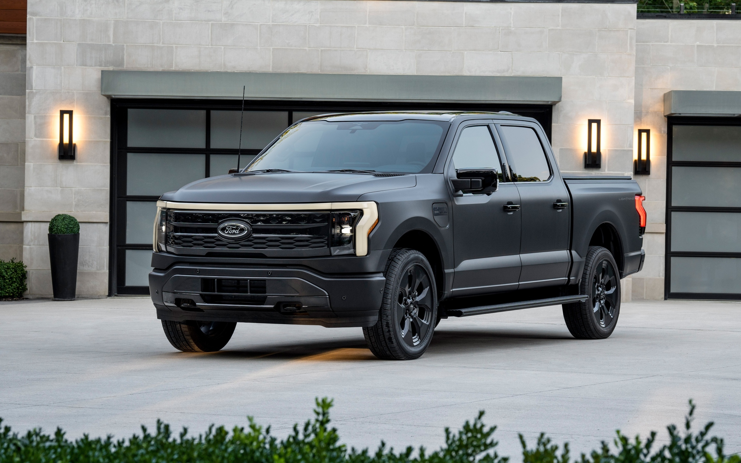 Автомобиль Ford F-150 у гаража вид спереди