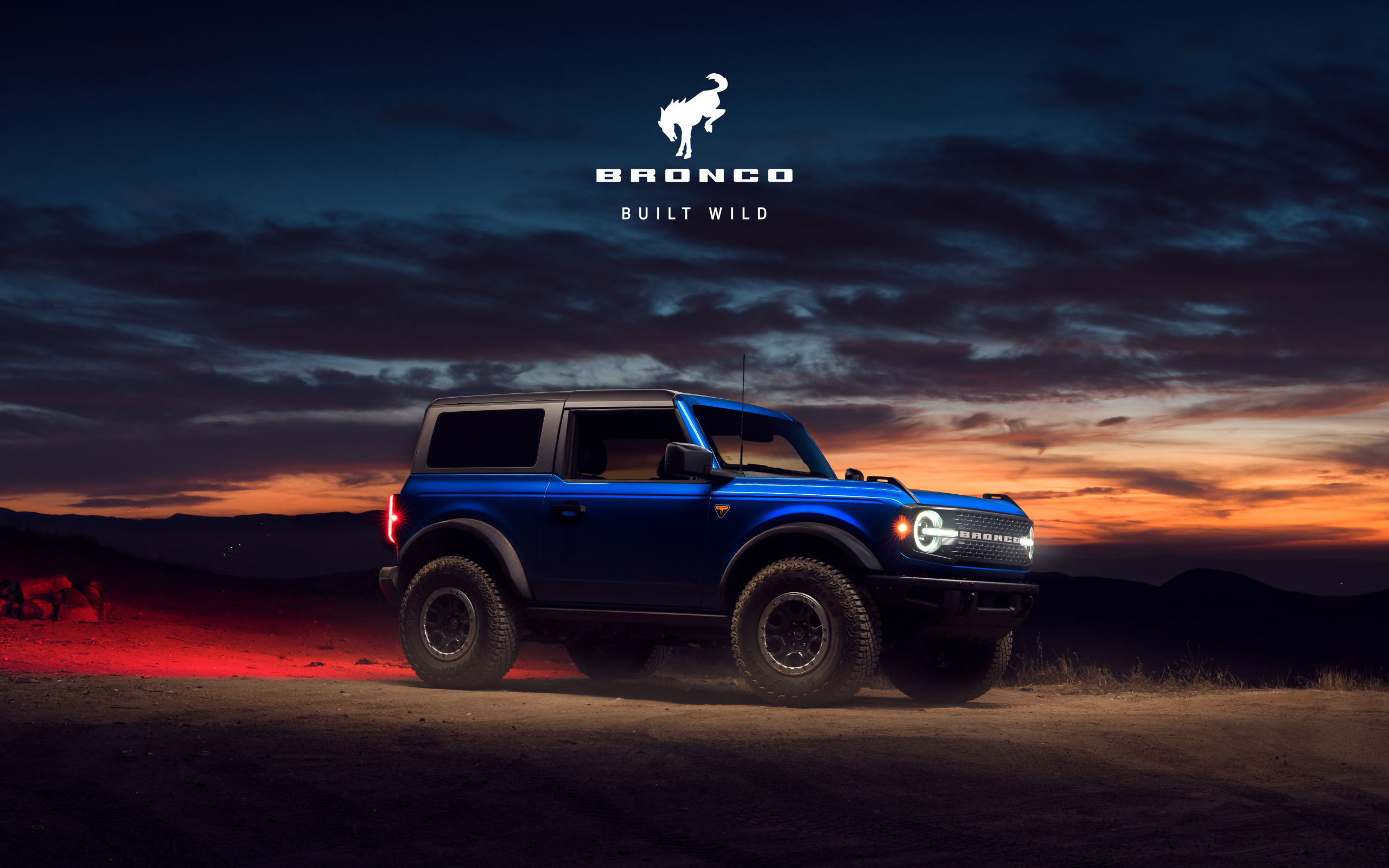 Внедорожник Ford Bronco на фоне красивого неба