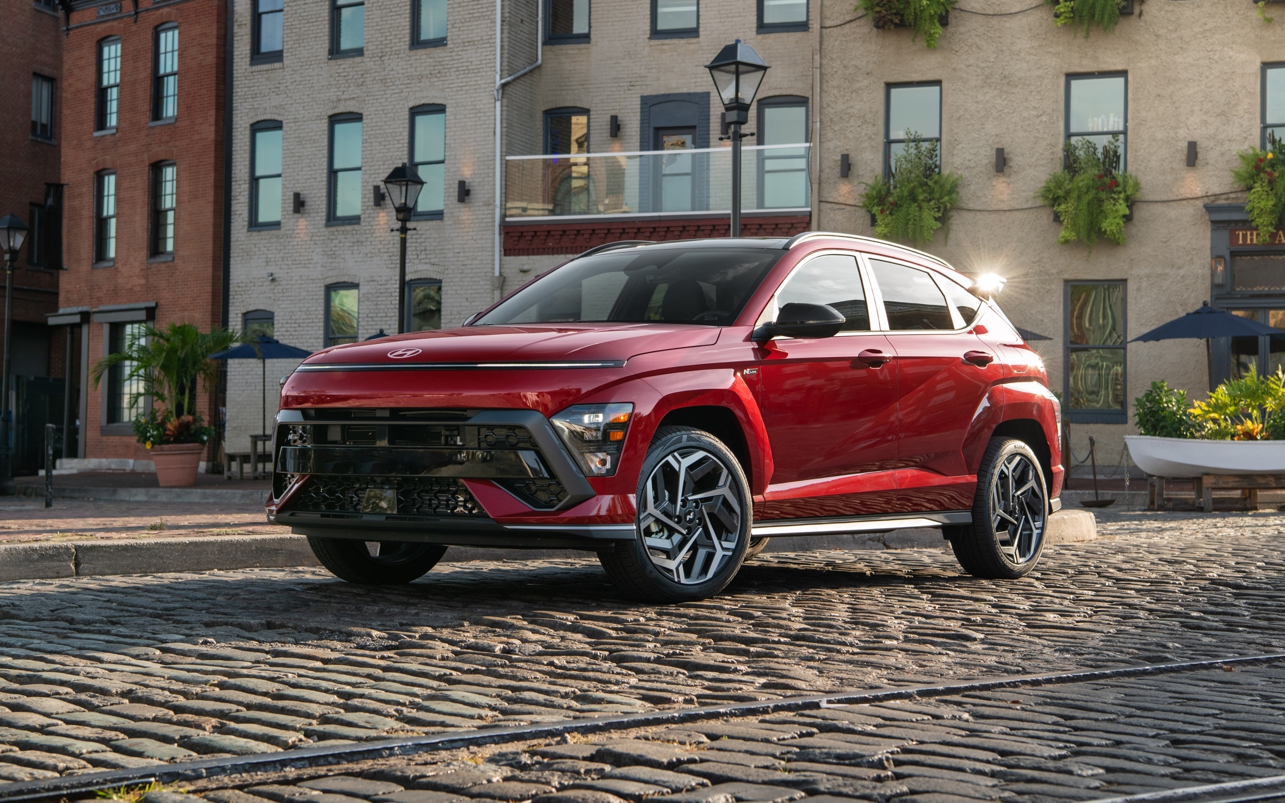 Красный автомобиль Hyundai Kona N Line 2024 года