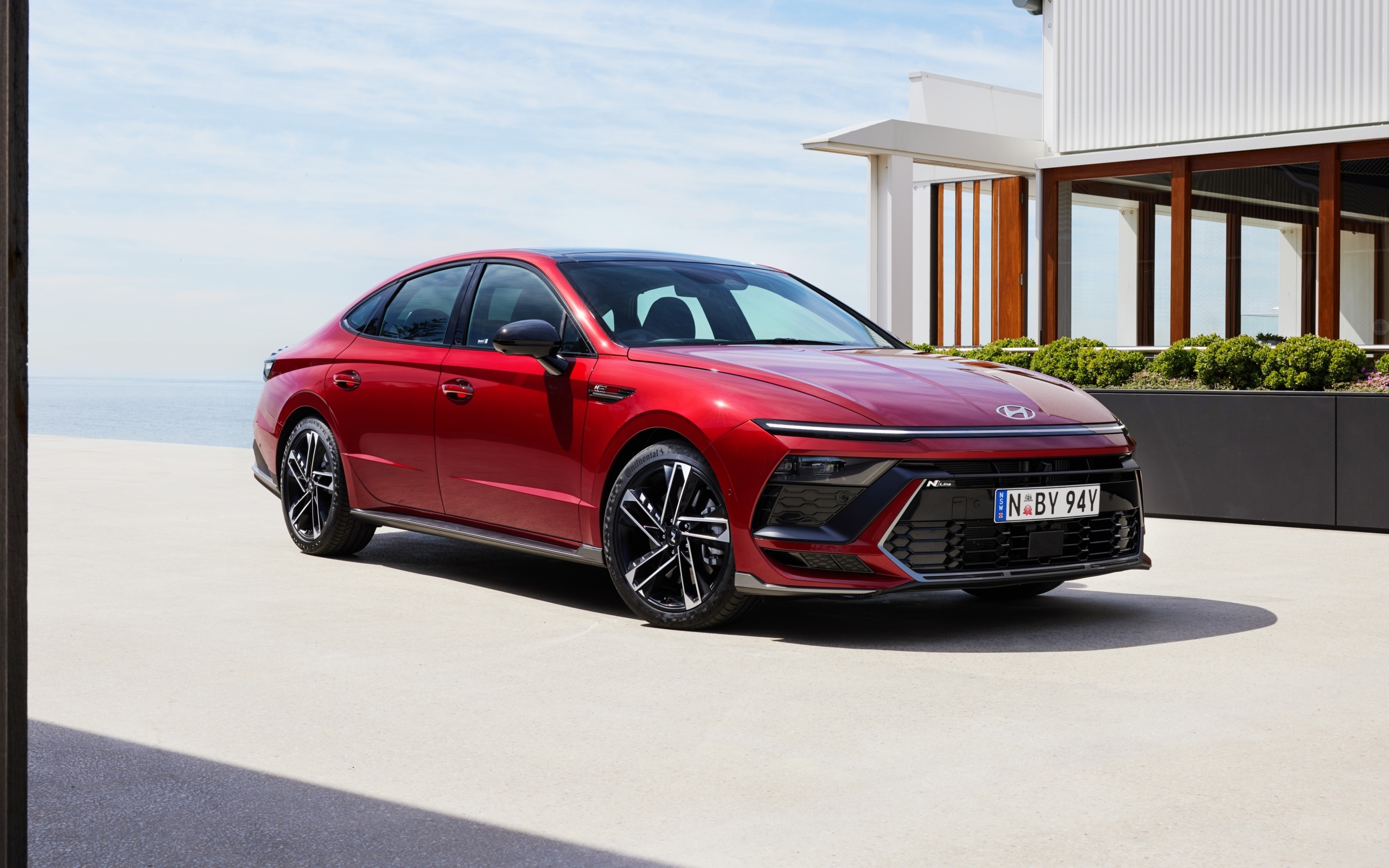 Красный автомобиль Hyundai Sonata N Line