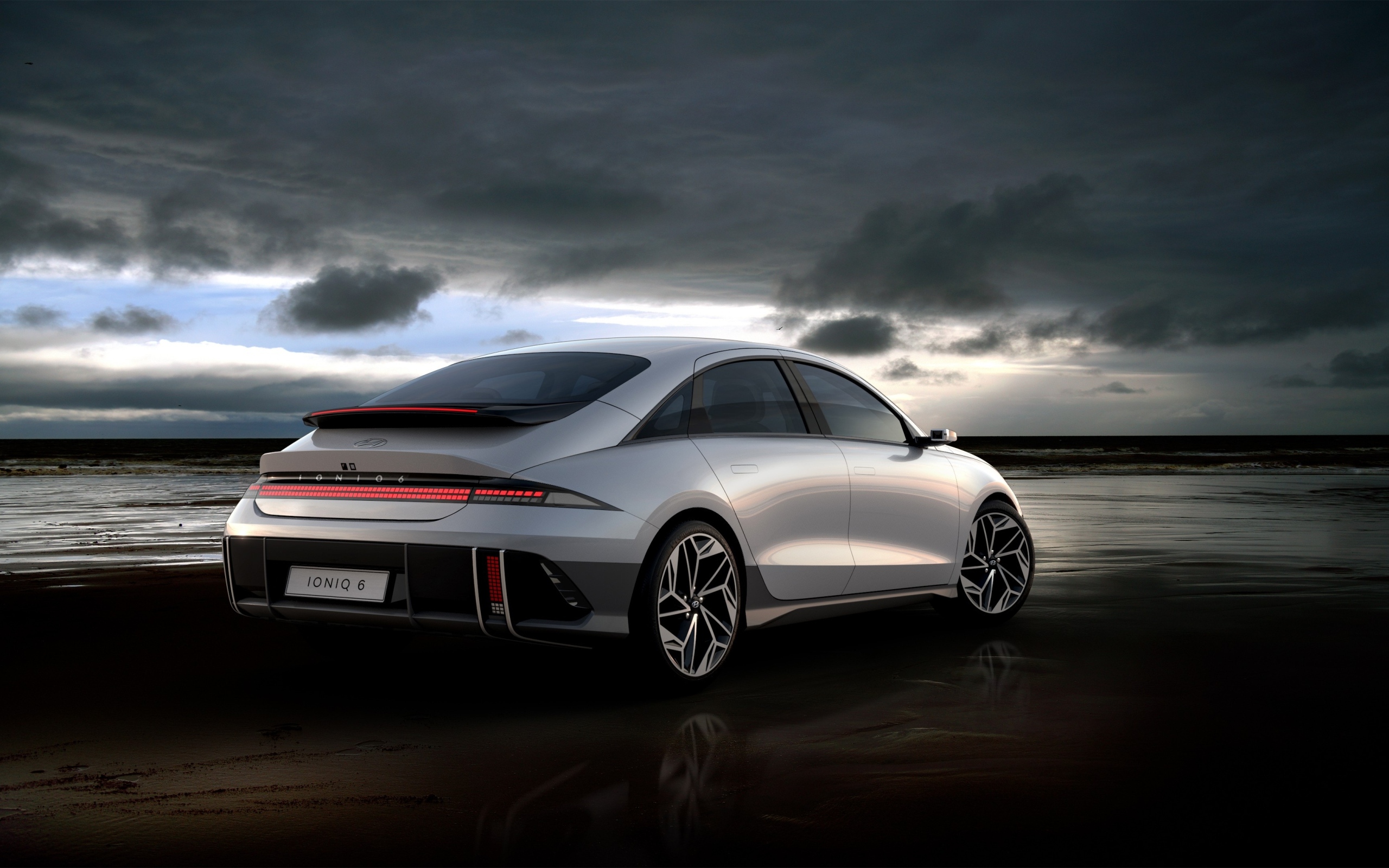 Серебристый Hyundai IONIQ 6 на фоне грозового неба