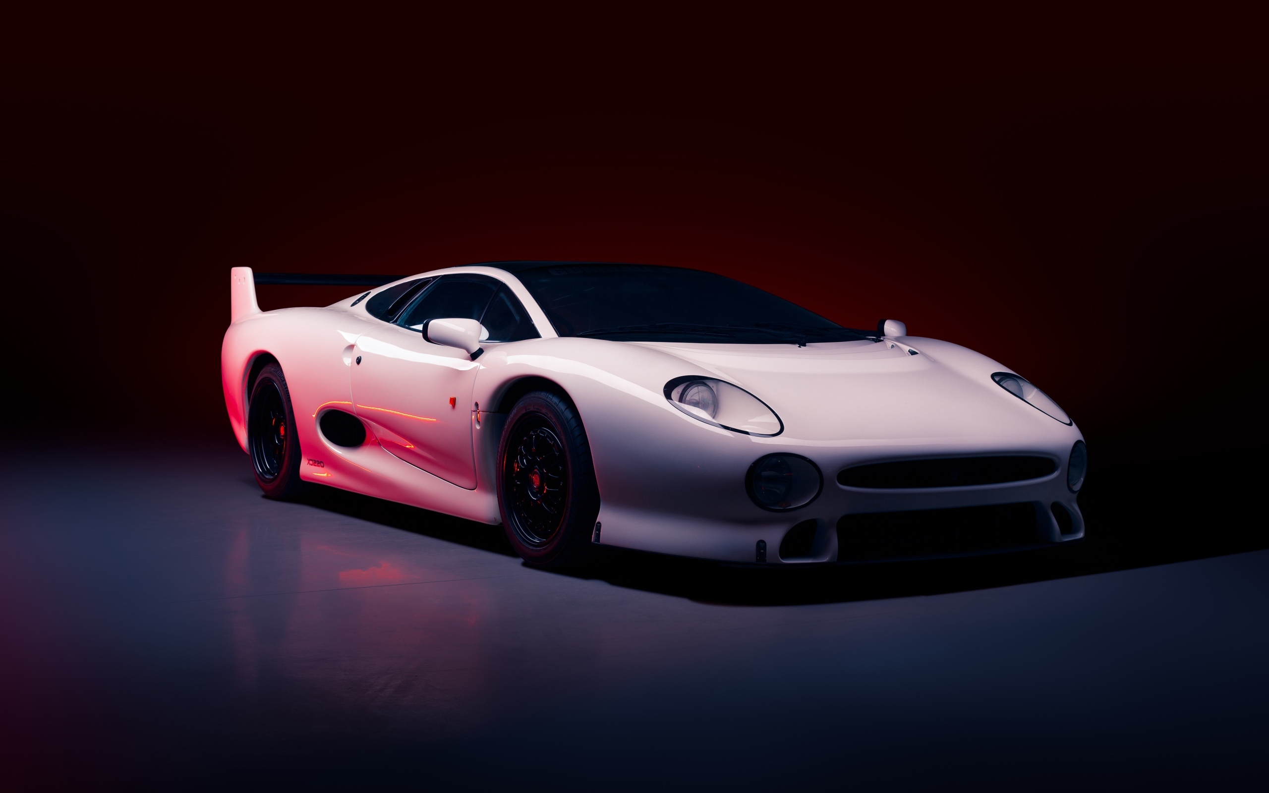 Стильный быстрый кабриолет Jaguar XJ220