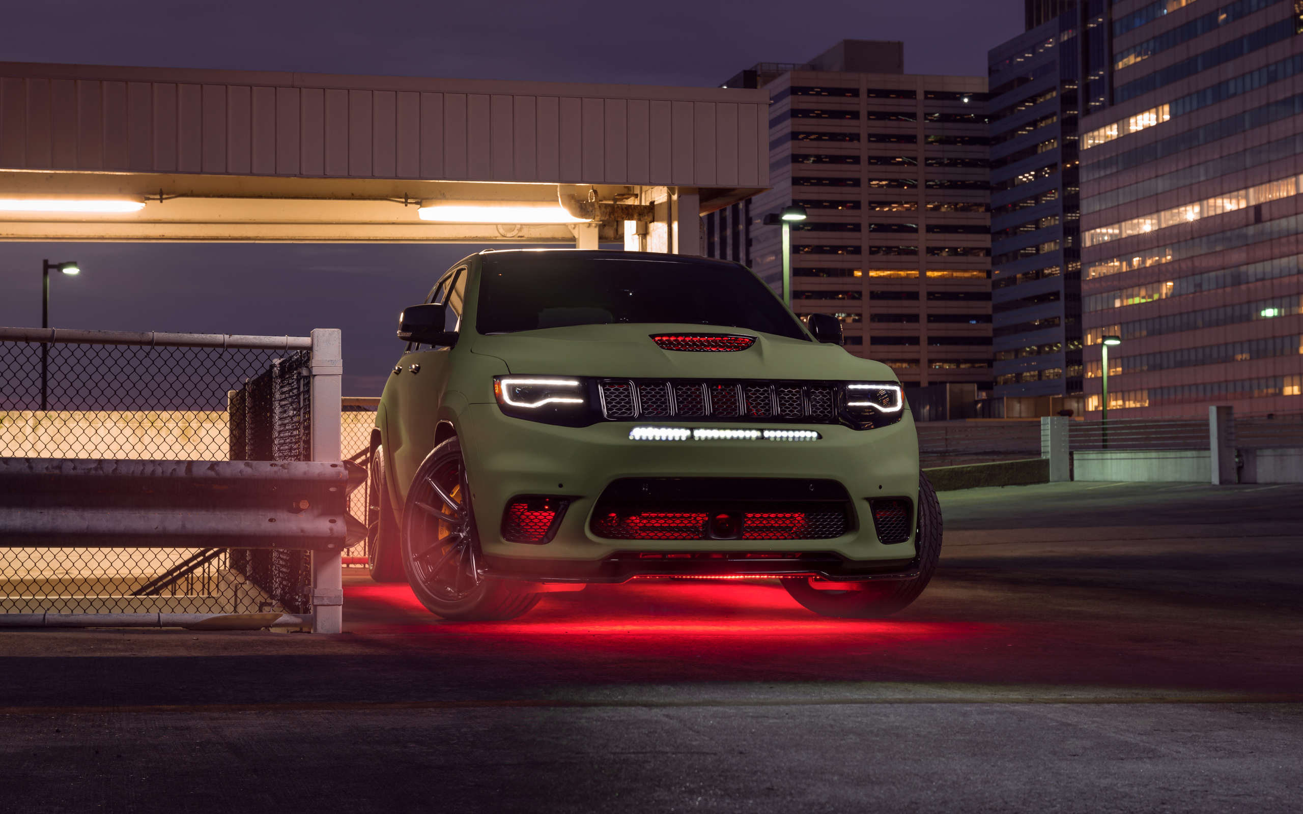 Большой стильный Jeep Trackhawk у здания