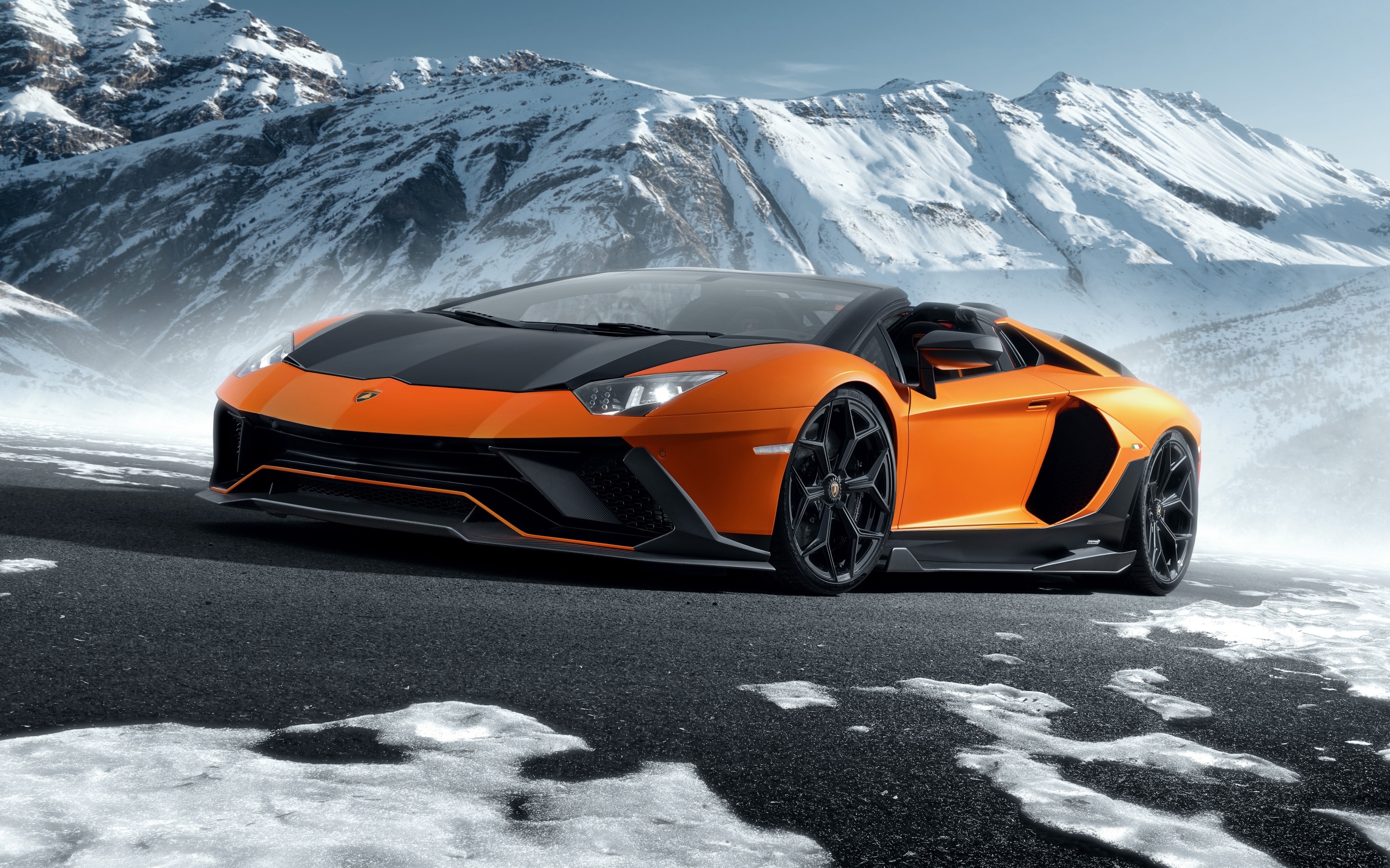Автомобиль Lamborghini Aventador LP 780-4 Ultimae Roadster 2023 года на фоне гор