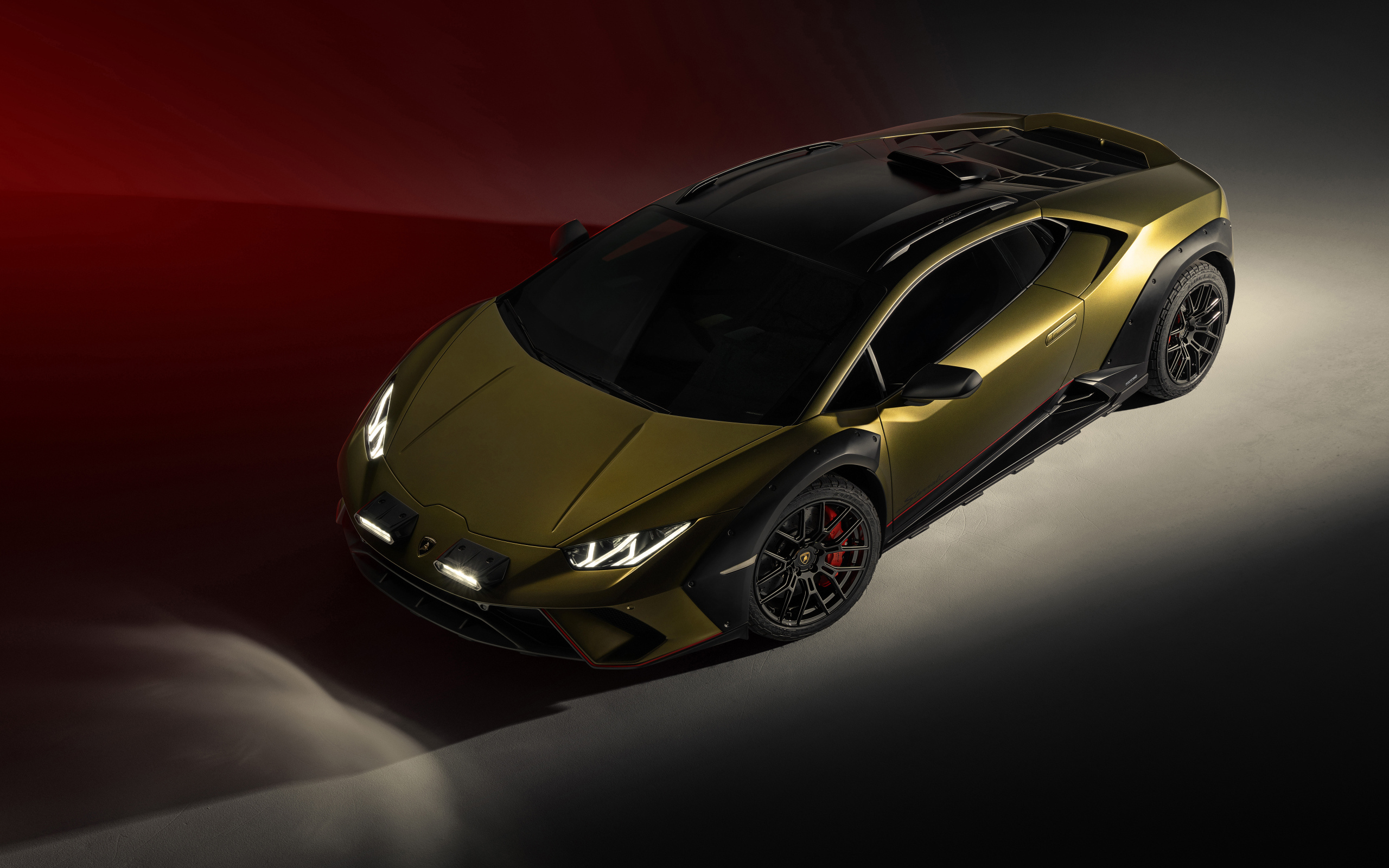 Автомобиль Lamborghini Huracan Sterrato 2023 года на сером фоне