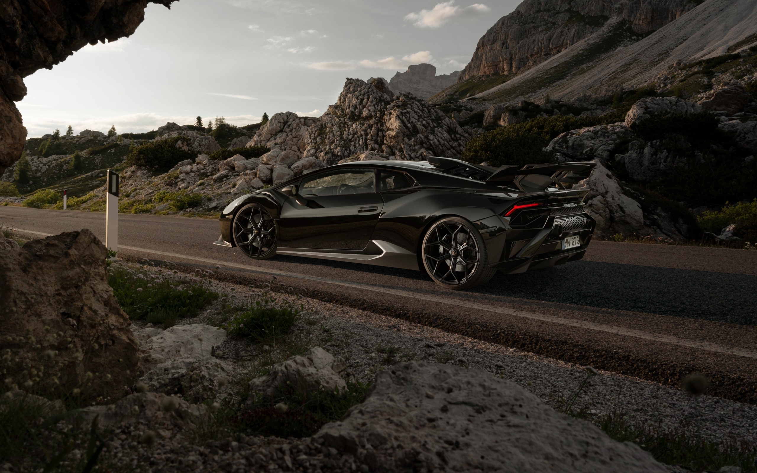 Автомобиль Lamborghini Huracán STO  вид сзади