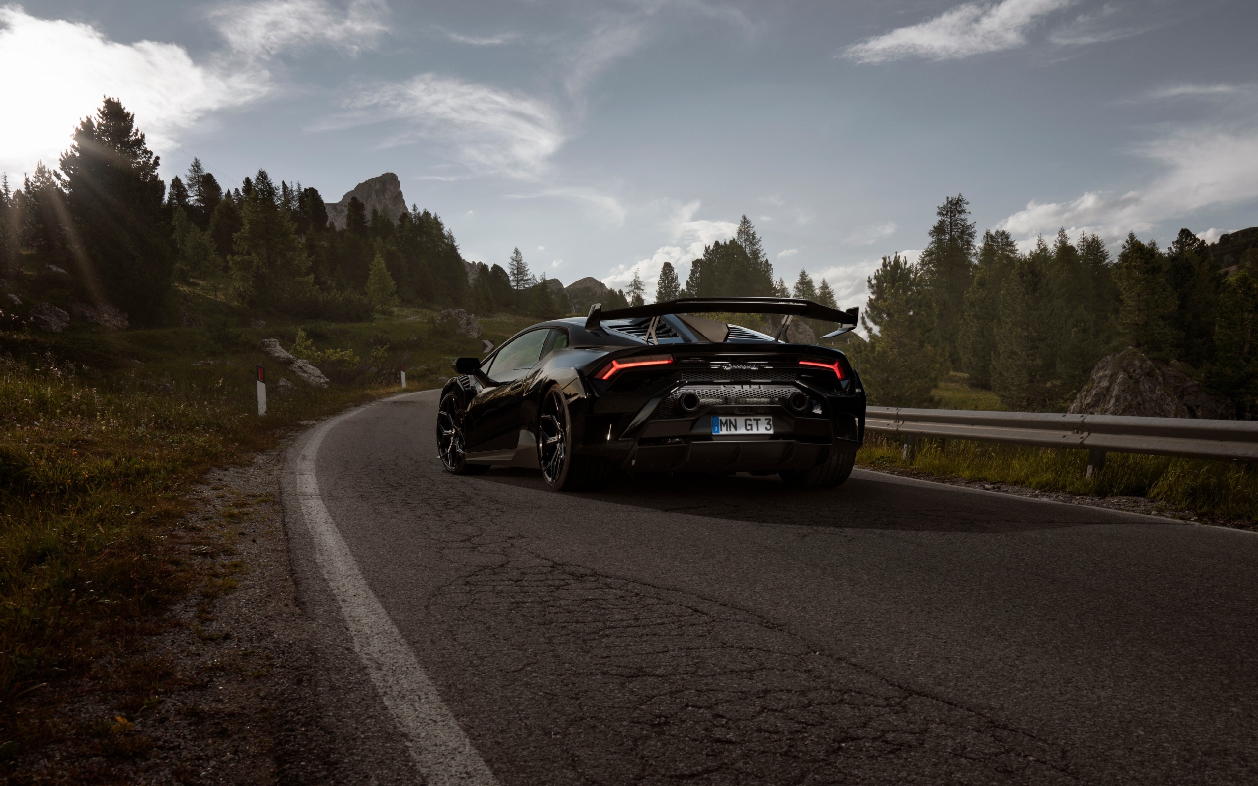 Быстрый Lamborghini Huracán STO на дороге