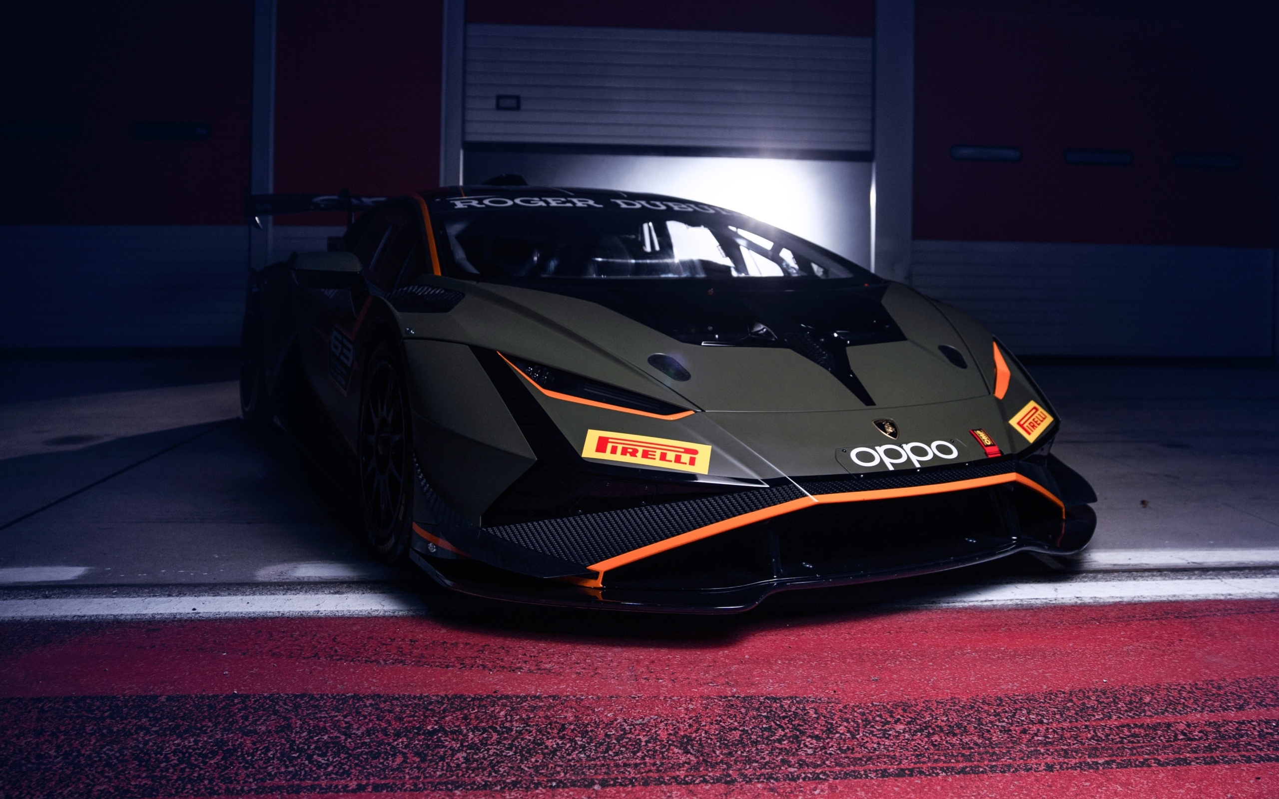 Вид спереди на автомобиль Lamborghini Huracán Super Trofeo EVO2