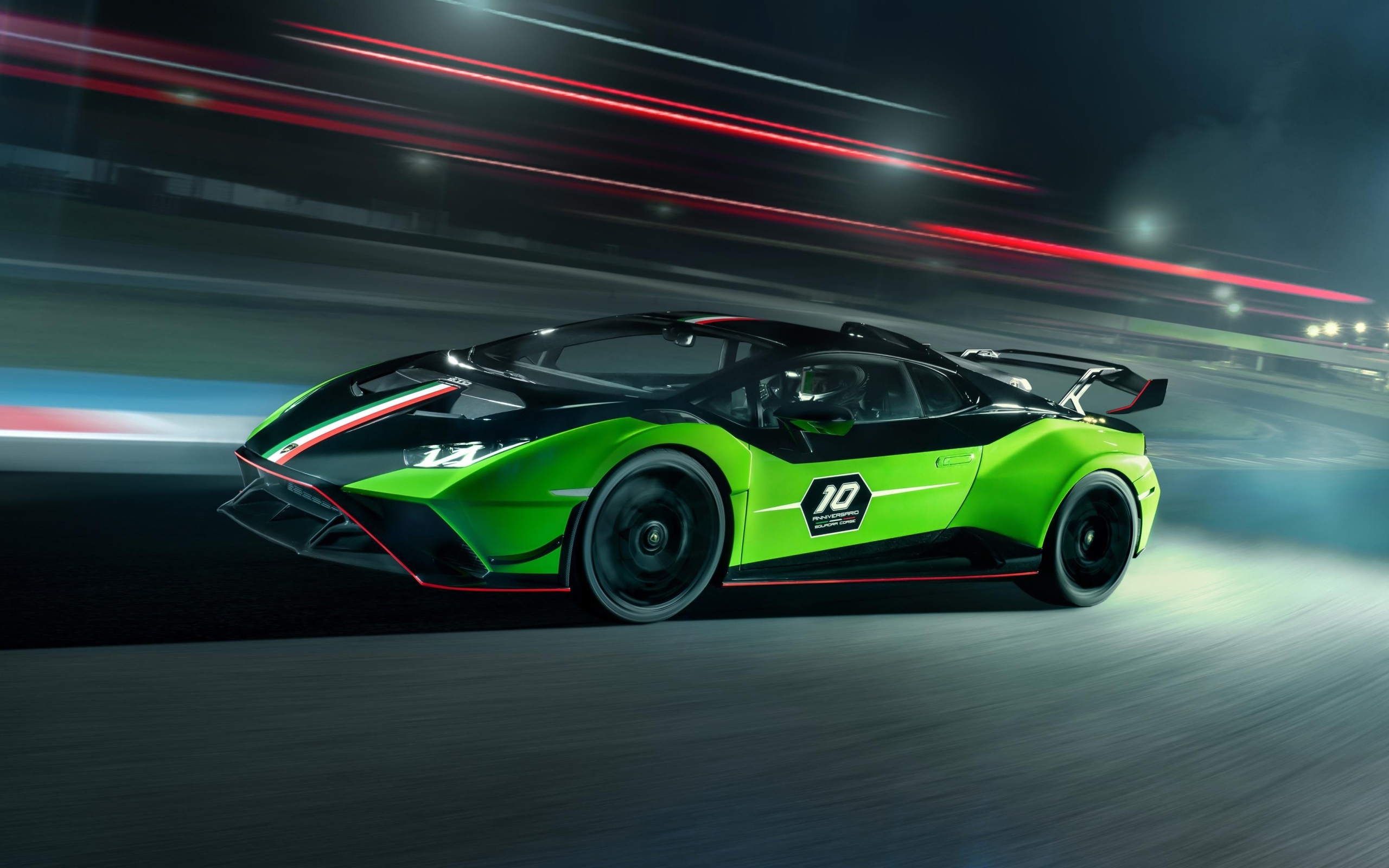 Зеленый быстрый автомобиль Lamborghini Huracan STO SC 10 Anniversario