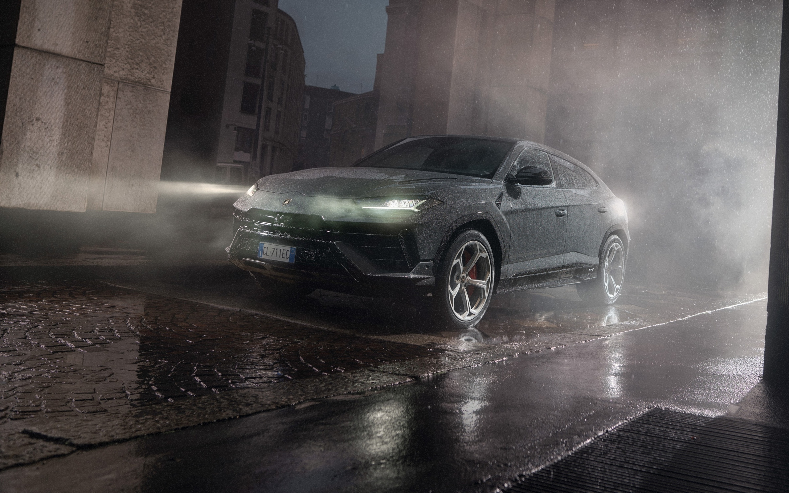Автомобиль Lamborghini Urus S под дождем