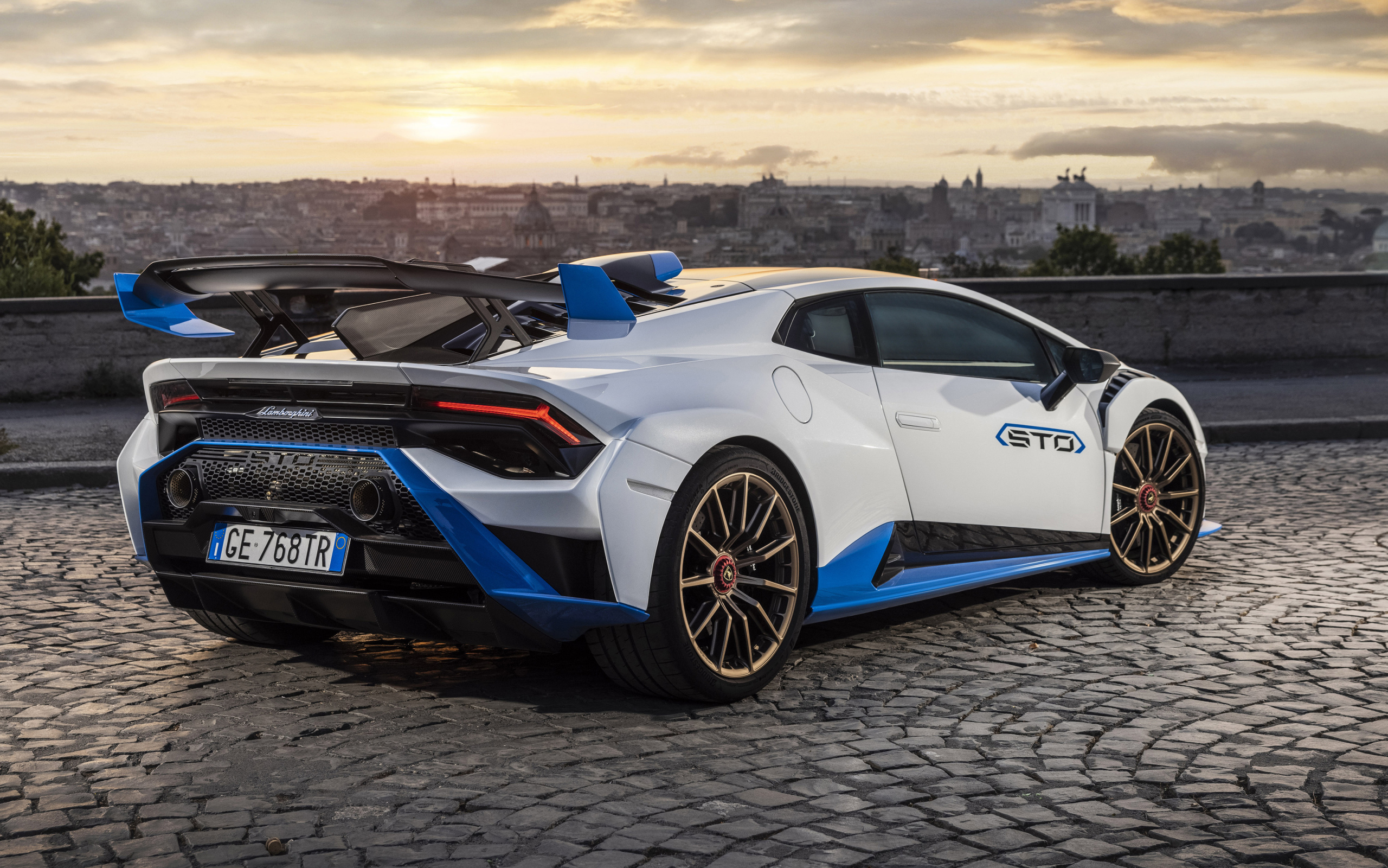 Спортивный Lamborghini Huracán STO на фоне заката 