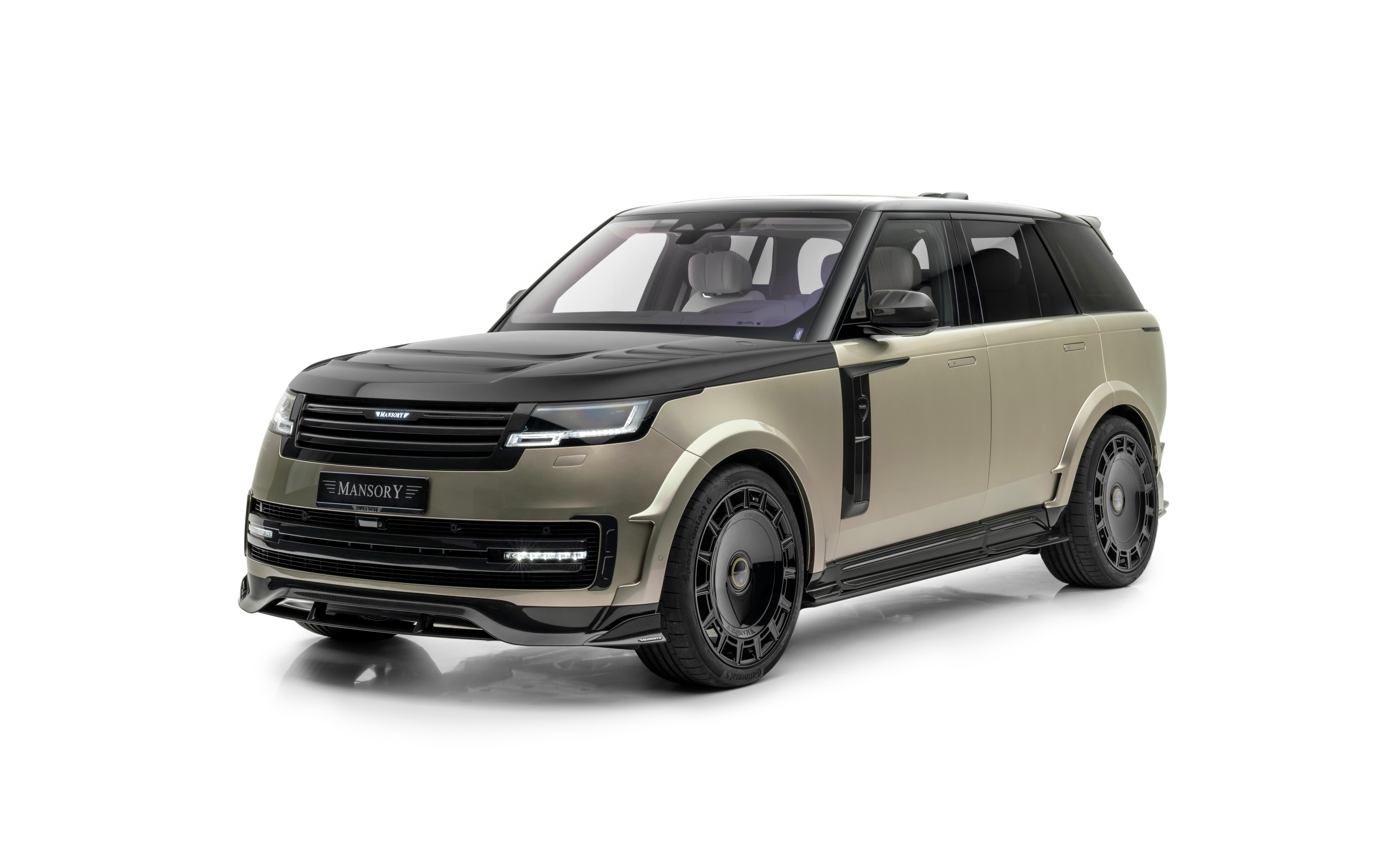 Внедорожник Mansory Range Rover 2023 года на белом фоне