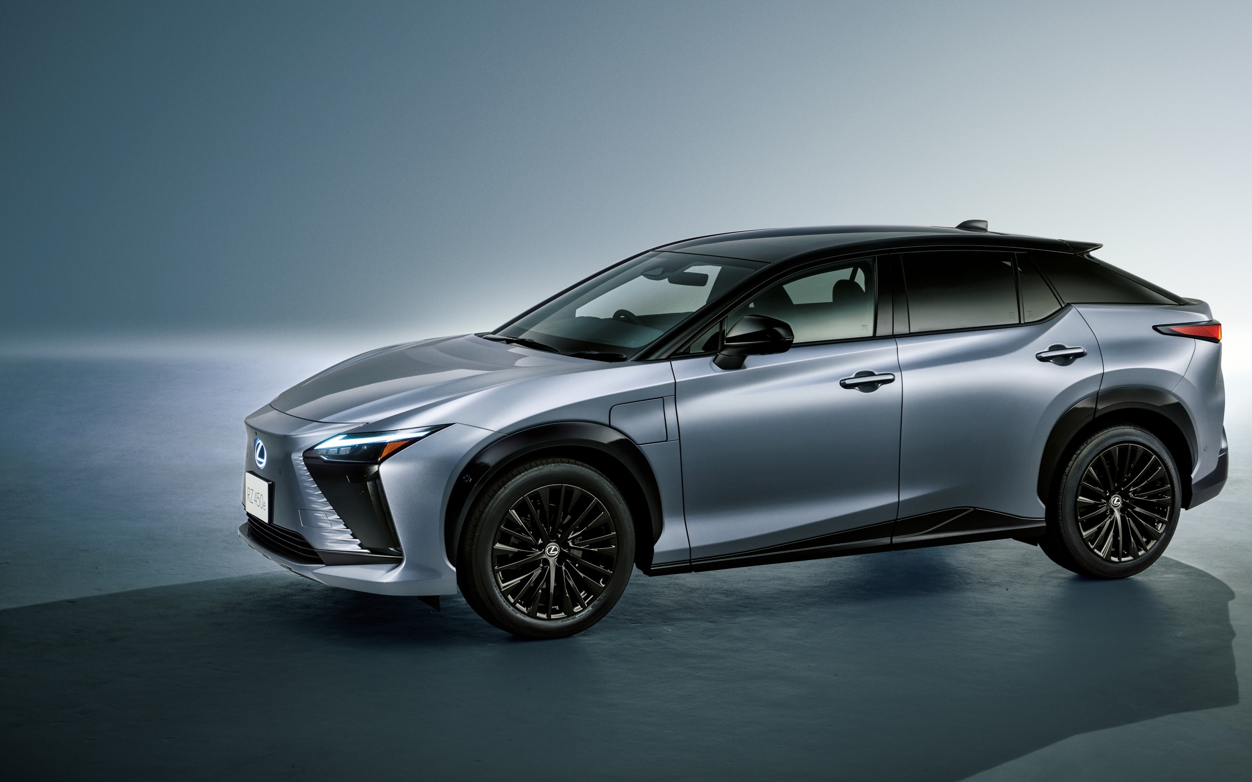 Серебристый автомобиль Lexus RZ 450e First Edition 2023 года