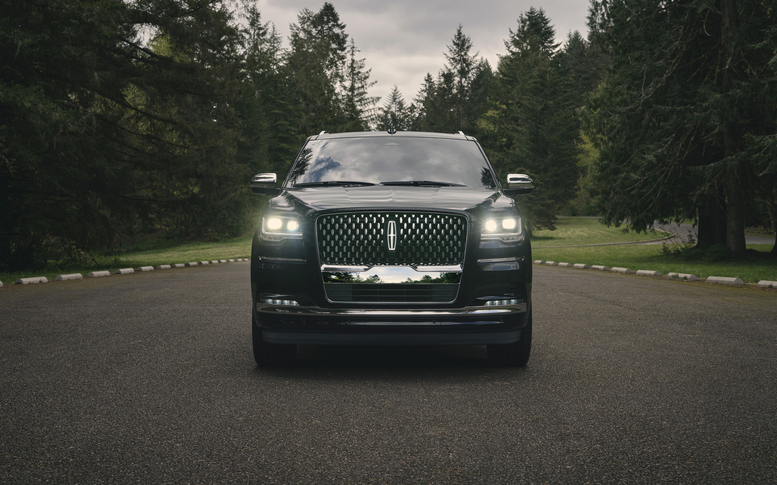 Автомобиль Lincoln Navigator, 2022 года вид спереди