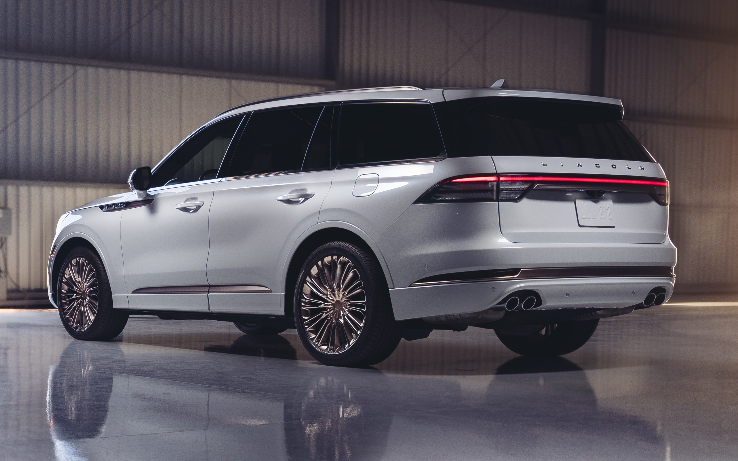 Серебристый Lincoln Aviator Shinola Concept вид сзади