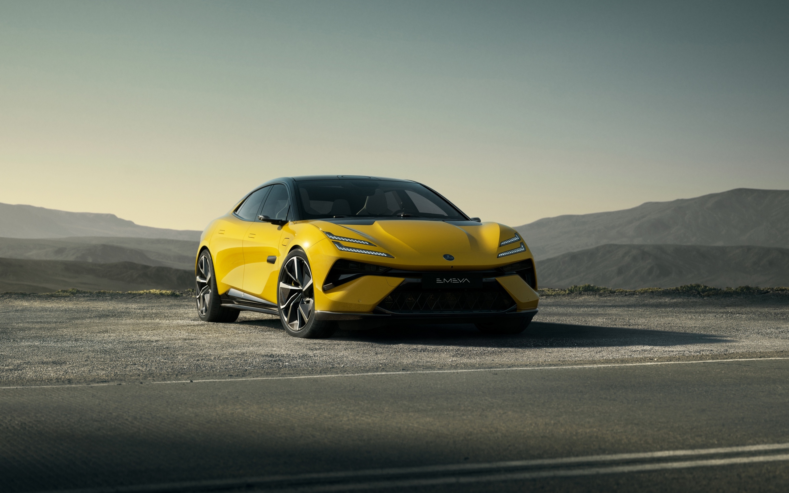 Автомобиль Lotus Emeya 2024 года на фоне неба