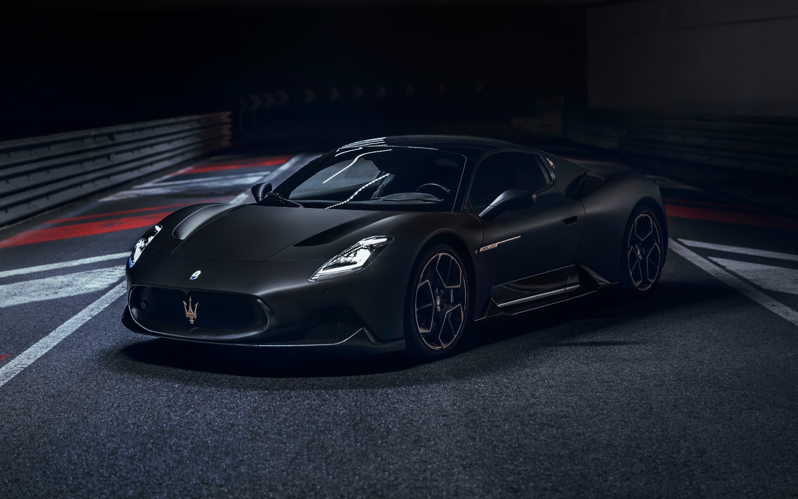 Черный автомобиль Maserati MC20