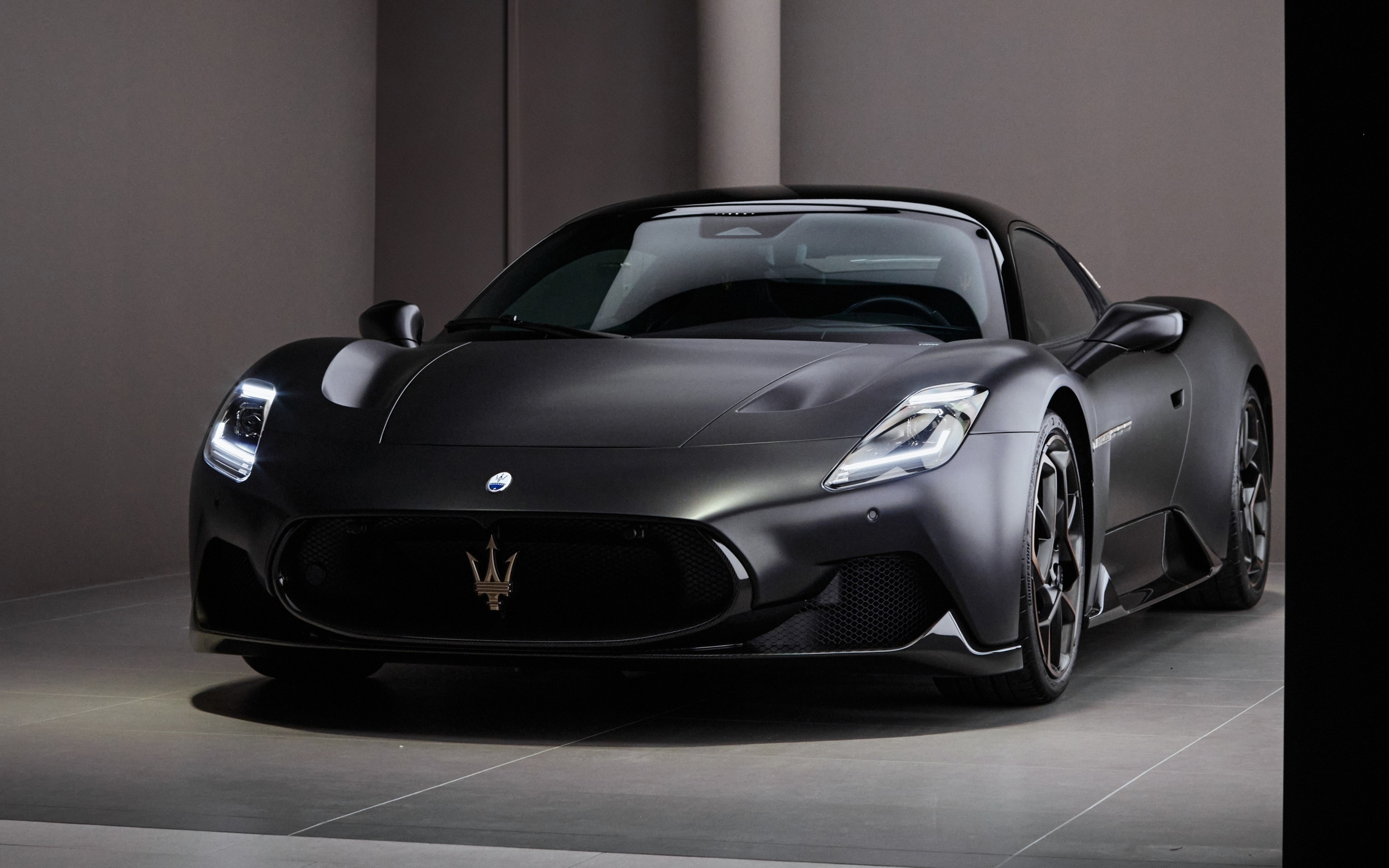 Черный автомобиль Maserati MC20 Notte Coupé 2023 года